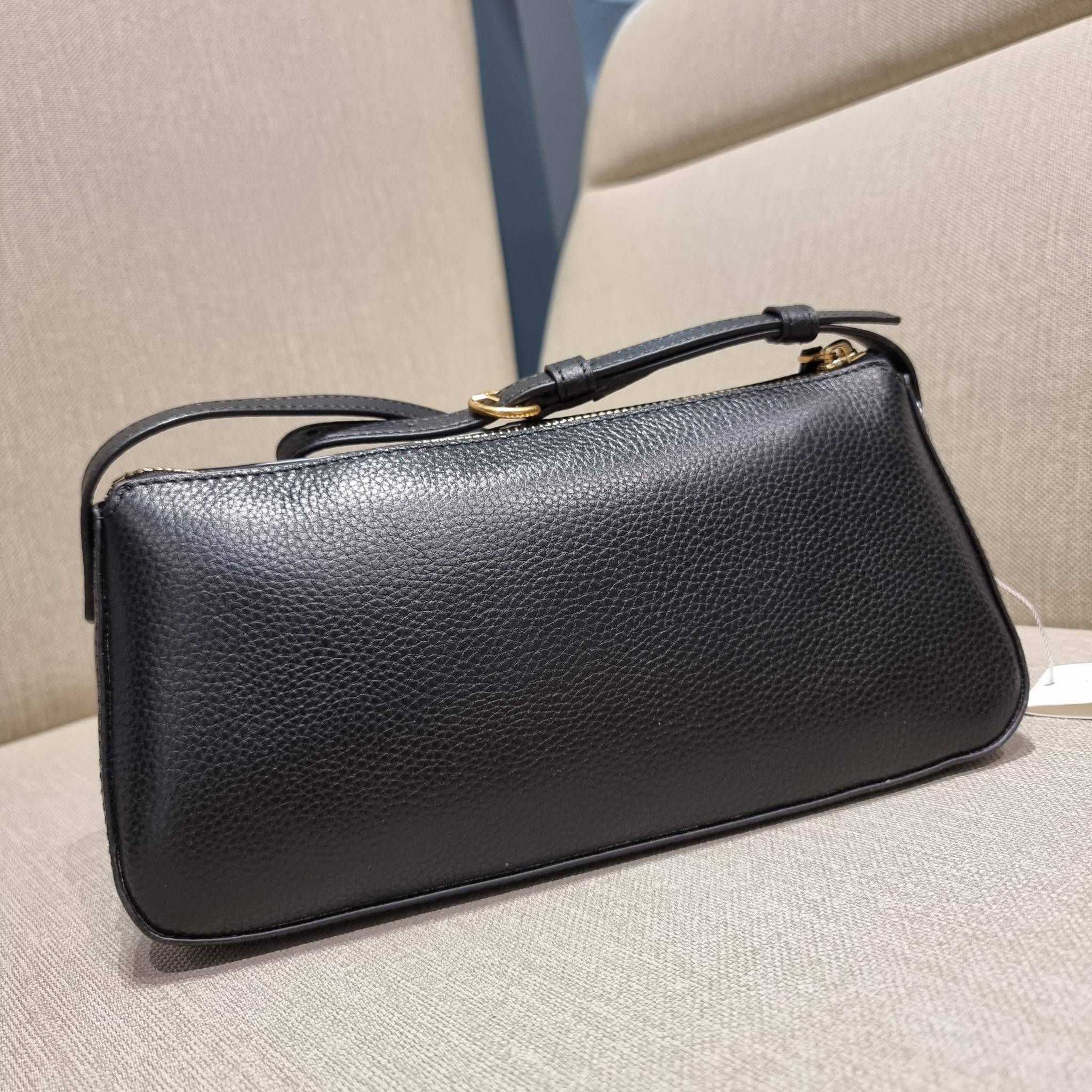 TORY BURCH MCGRAW WEDGE กระเป๋าสะพายไหล่ ทรงสวยไม่ซ้ำ ไม่เกร่อ!! สะดวกใช้งาน ดีไซน์เรียบแต่แฝงความหรู และคลาสสิคในตัว วัสดุหนังลูกวัว สัมผัสดี สวยคม เปิด-ปิดด้วยซิป ภายในเป็นช่องโล่ง มีช่องย่อยเก็บบัตร มาพร้อมสายสะพายในตัว ปรับได้อีกเล็กน้อย ไอเท็มนี้เหมา