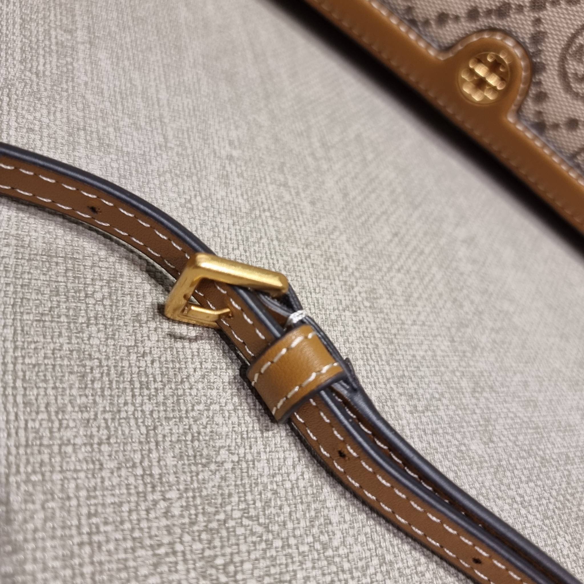 TORY BURCH T MONOGRAM JACQUARD CROSSBODY WALLET best seller ของคอลเลคชั่นนี้ ต้องไม่พลาด กับกระเป๋าสะพายกึ่งกระเป๋าสตางค์ ที่ช่วยให้ชีวิตง่ายขึ้น วัสดุผ้า jacquard ตัดสลับหนังแท้ เปิด-ปิดแบบฝาปิดแม่เหล็ก ภายในใส่ธนบัตรได้ มีช่องใส่บัตร และยังมีช่องซิปอีกด