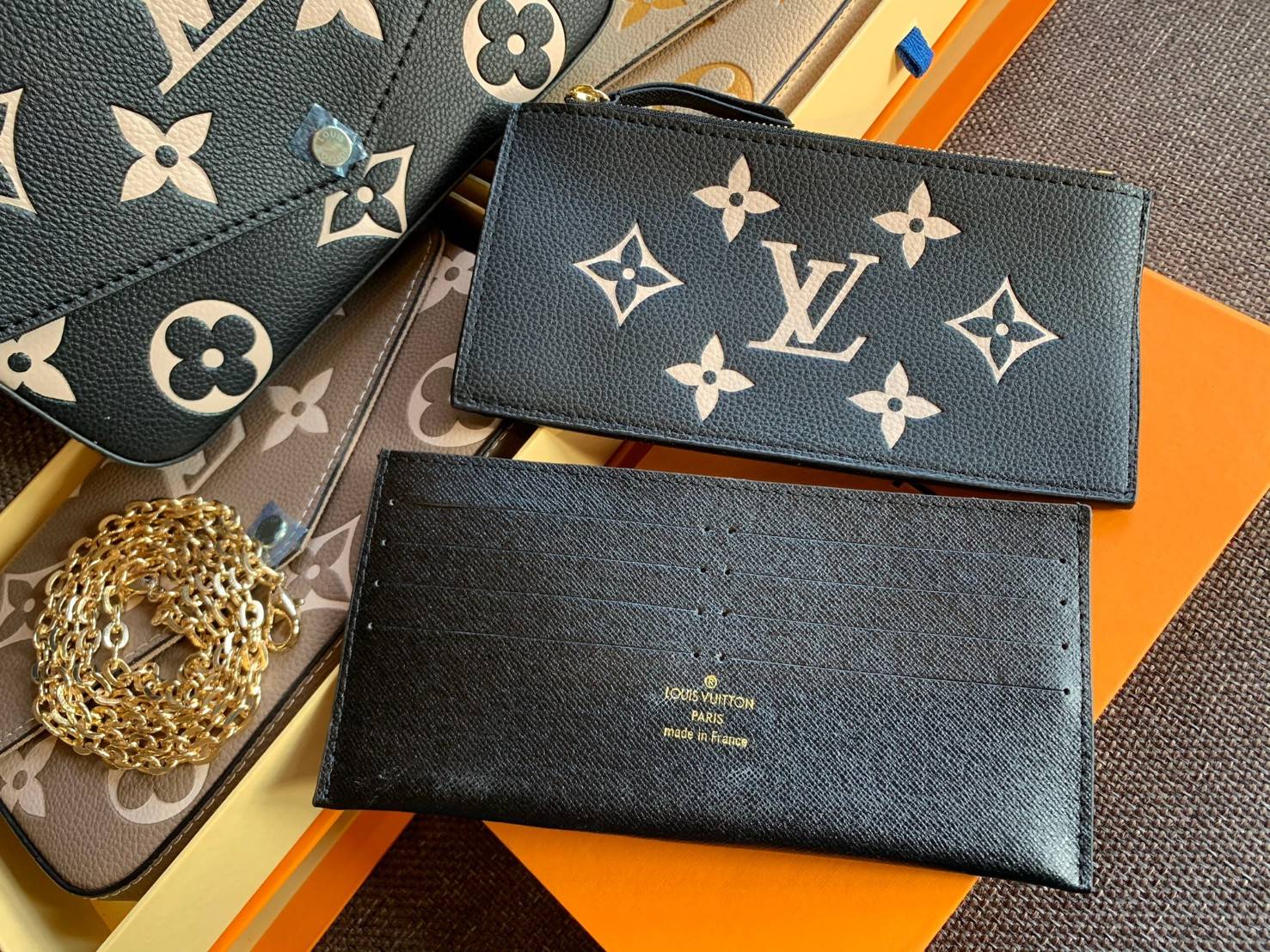 VIP 】Louis Vuitton Pochette Felicie ใบจริงหนังสวยมากๆค่า! ✔️กระเป๋าแบบคลัท มีสายสะพายโซ่มาให้ด้วยค่ะ ✔️หนังแกะสังเคราะห์อย่างดี ลายหนังสวย ปั้มลายแบรนด์ทั้งใบ ✔️รุ่นนี้มาพร้อมกระเป๋าเล็ก สำหรับใส่บัตรได้1ใบ//ใส่ธนบัตรแบบมีซิปรูดอีก1ใบ