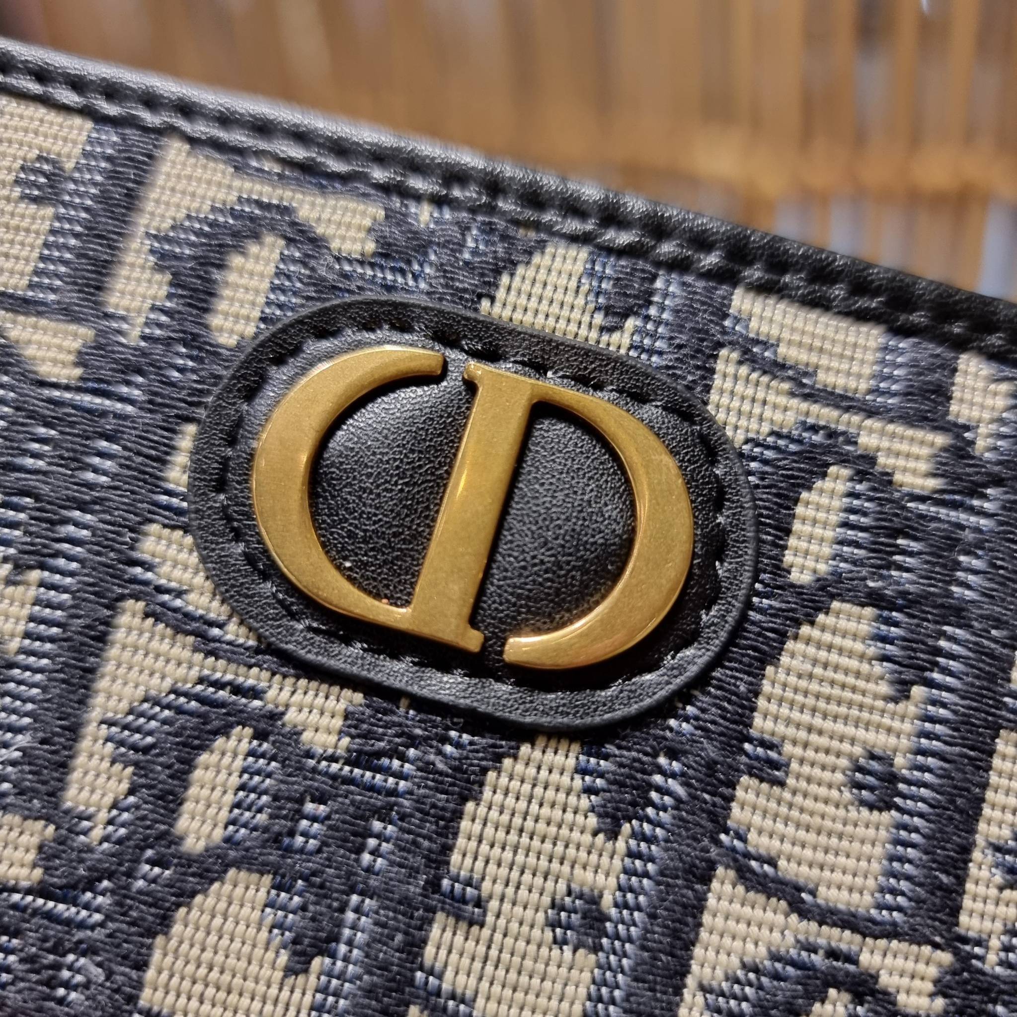 VIP 】CD MULTI WALLET WITH GWP กระเป๋าสตางค์ขนาดเหมาะมือ พรีเมี่ยมกิ๊ฟจากเคาน์เตอร์ ดีไซน์แปลกใหม่ ไม่ซ้ำใคร สลับเปิดได้ 2 ฝั่ง ตรงกลางเป็นช่องซิป วัสดุผ้าแคนวาสปักลาย สลับหนังแท้ภายใน ภายในมีช่องใส่บัตร ใส่ธนบัตรได้ สะดวกใช้มากๆ มาพร้อม box set ในราคาที่ถ