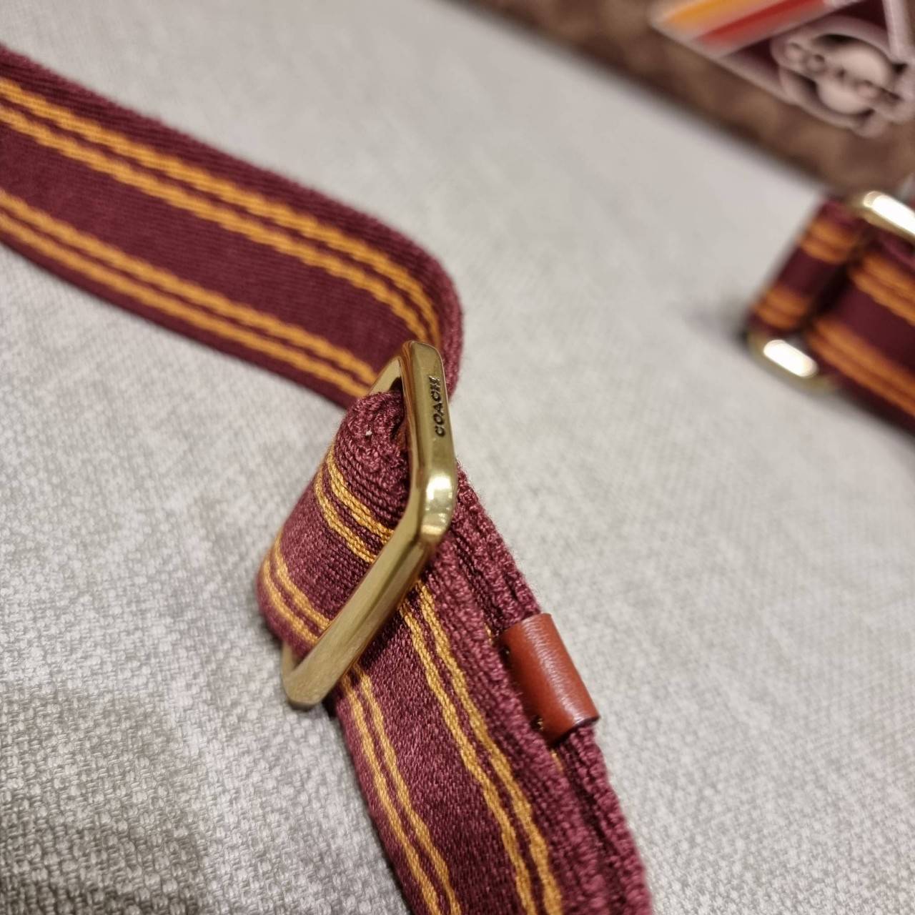 COACH C6744 CHARTER SLIM CROSSBODY IN SIGNATURE CANVAS WITH PATCHES คอลเลคชั่นฮอลิเดย์ สดใสพร้อมปังพร้อมส่ง!! น่ารักมากๆกับดีไซน์สกีเรทโทรวินเทจ วัสดุหนังแคนวาสเคลือบลายสลับหนังแท้ โดดเด่นด้วยแพทช์ลายสวยคม ดีเทลความเลิศมันอยู่ตรงนี้!! ตรงที่มีน้องใบเล็กมา