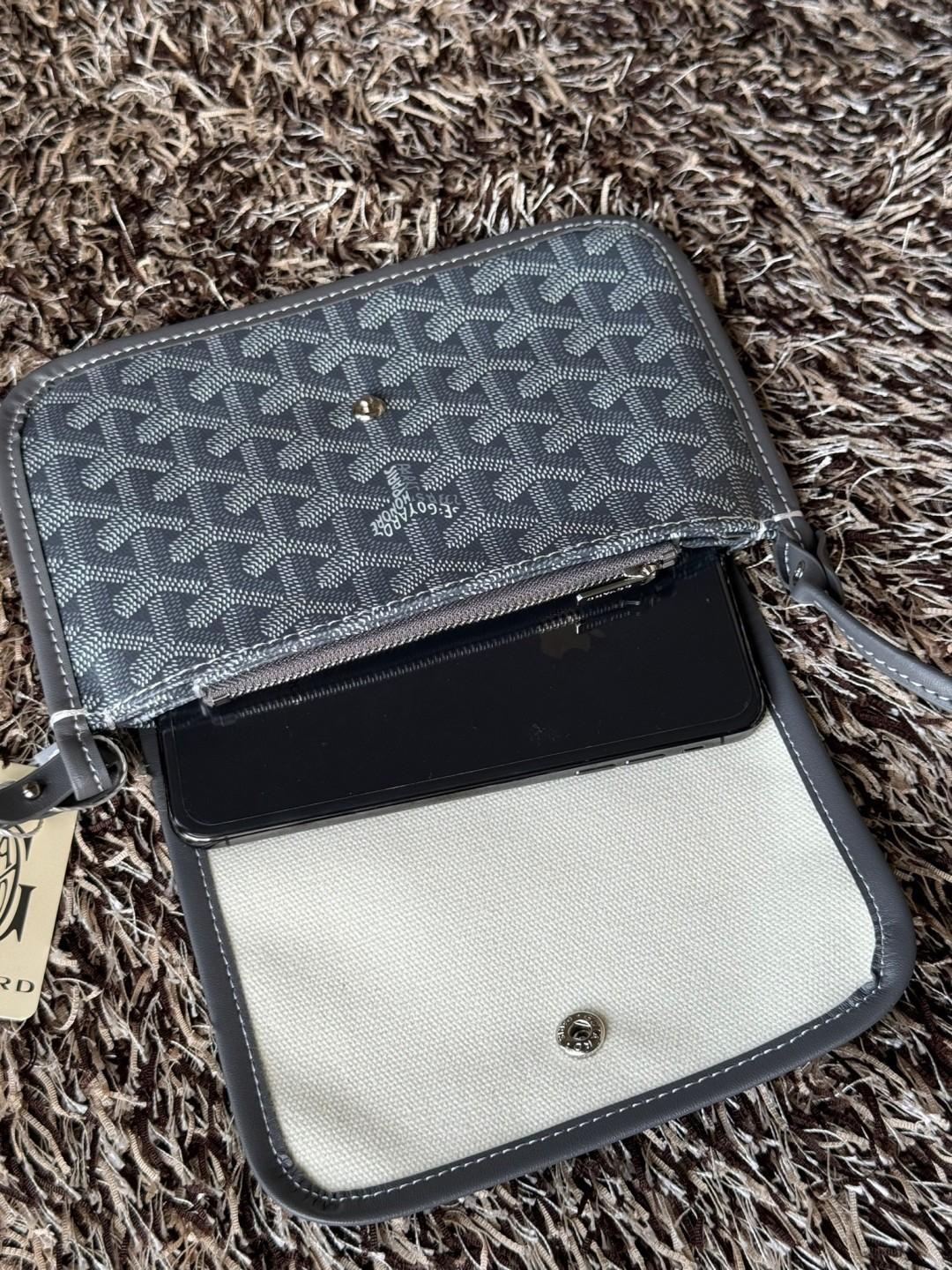 Goyard Plumet Rocket Wallet กระเป๋าสะพายใบเล็กกะทัดรัด ดีไซน์กระเป๋าสตางค์ มีช่องเพียงพอสำหรับใส่ธนบัตร เงินสด เอกสารต่าง ๆ