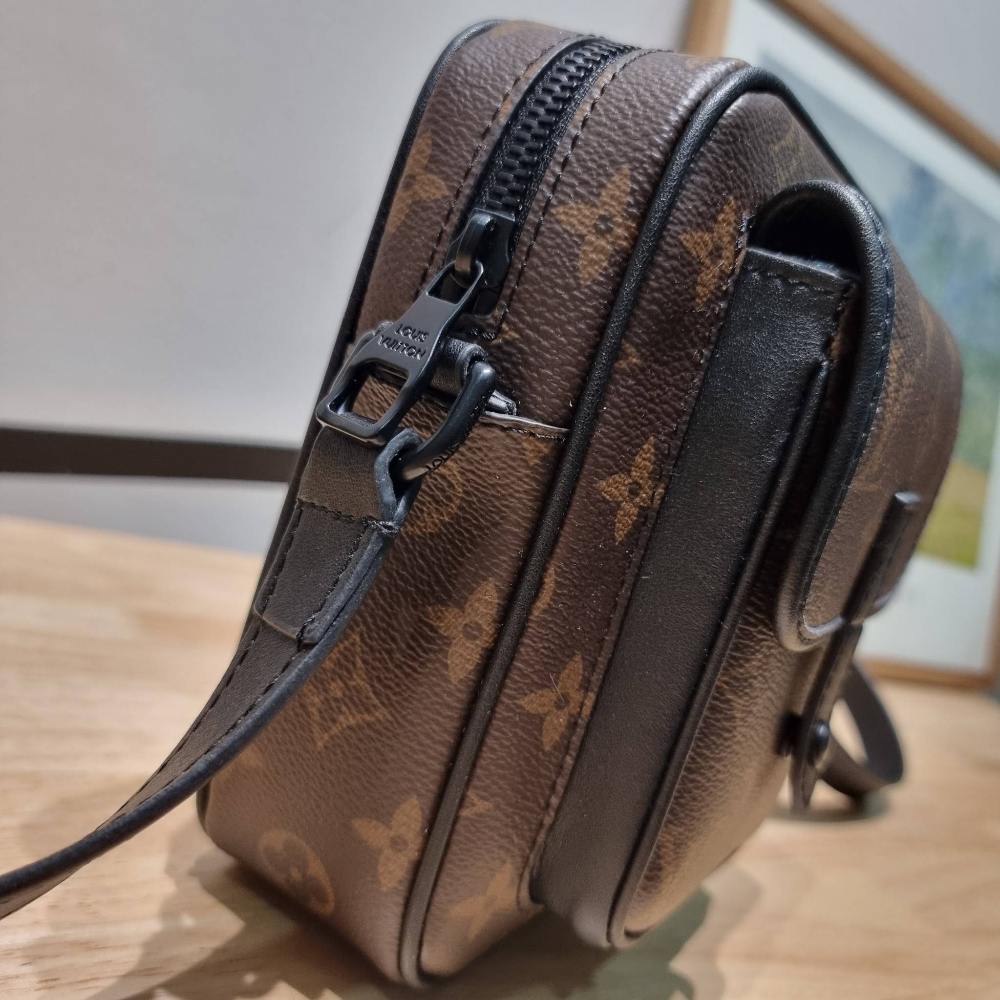 LV CHRISTOPHER กระเป๋าสะพายรูปทรงสปอร์ตสุดชิค LV crossbody wallet bag ใหม่ล่าสุด ได้ชิคๆเท่ๆก่อนใคร ไม่ต้องรอพรีฯ กับกระเป๋าสะพายข้างสำหรับหนุ่มๆ งานหรู ราคาดี วัสดุหนังแคนวาสคุณภาพดี ดีไซน์กะทัดรัด คล่องตัวแบบทูอินวันไปเลย เพราะใช้แทนกระเป๋าสตางค์ก็ได้ ส