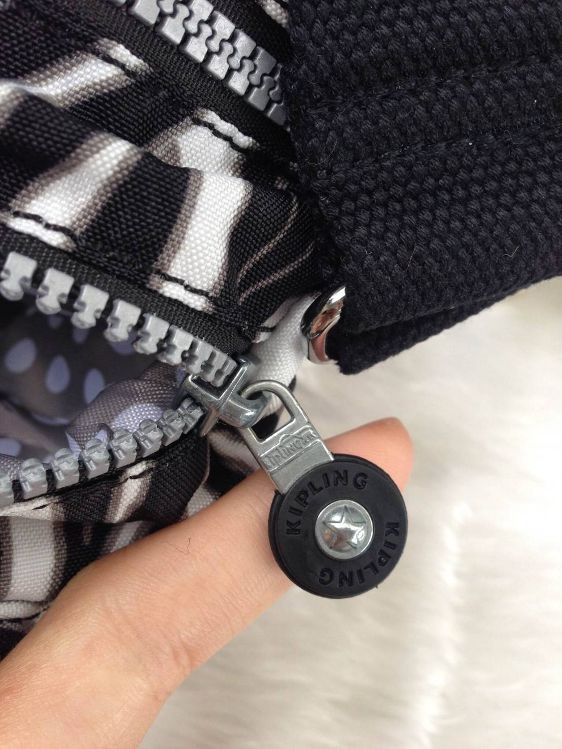 🎄กระเป๋าสะพาย KIPLING รุ่น Reth วัสดุไนล่อนคุณภาพดี มาพร้อมดีไซน์ทันสมัย และสามารถใช้งานได้อย่างดี เข้ากับทุกการแต่งตัว โดดเด่นด้วยพื้นที่ภายในและช่องต่างๆ ที่ให้คุณจัดเก็บของสำคัญได้ครบถ้วน ไม่ว่าจะเป็นมือถือ ปากกา หรือไอเท็มจำเป็นของคุณ สายสามาร