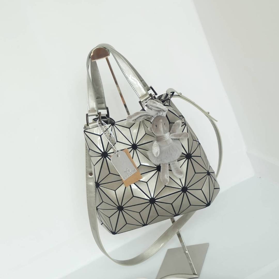 David Jones กระเป๋าสะพายข้างดีไซน์เกร๋มาก สีสวยหรูมาก ขนาดกะลังดีเลย น้ำหนังเบามากคะ สีใหม่ Bright gold