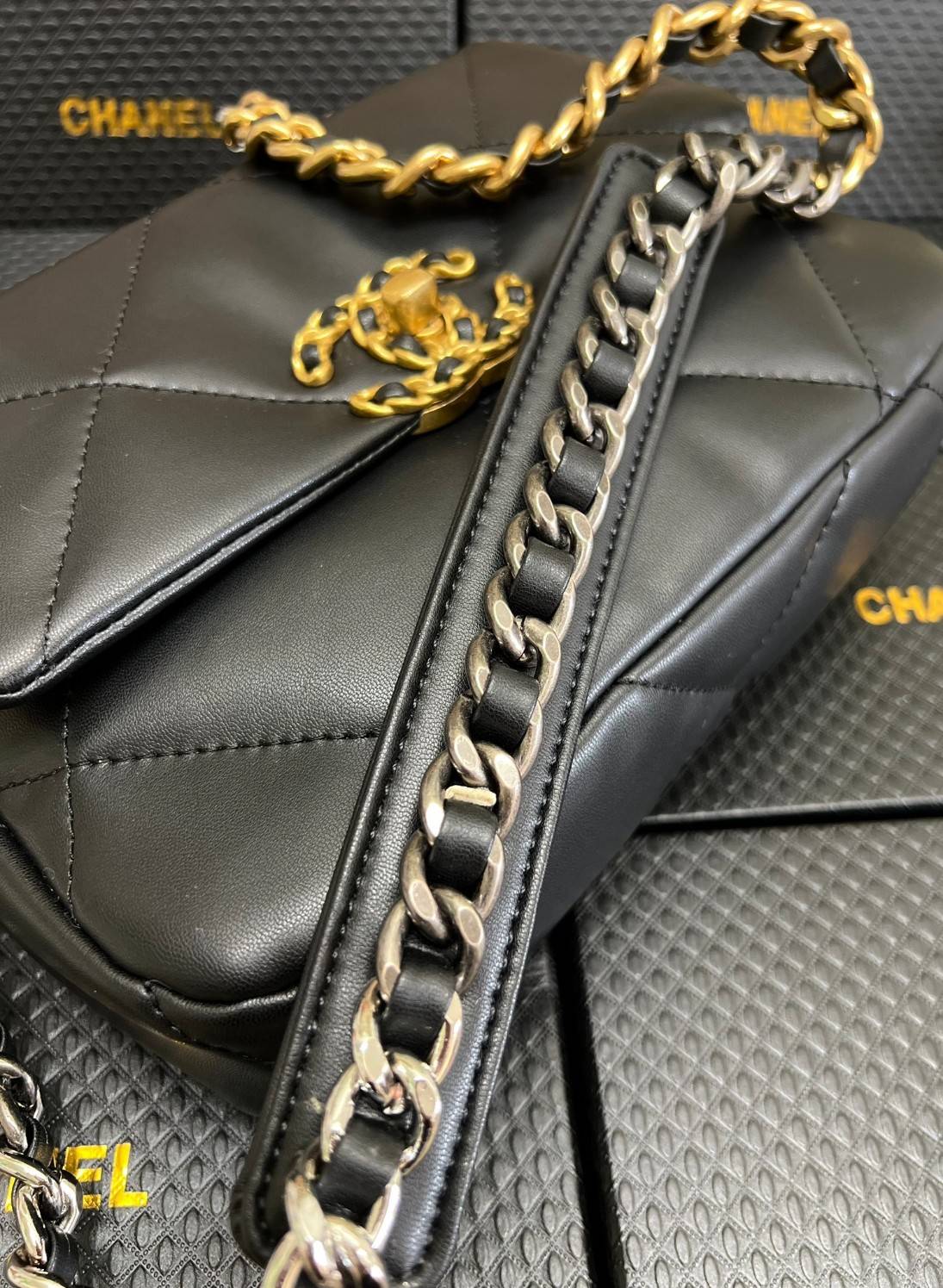 CHANEL 19 FLAP BAG / CHANEL LEATHER SHOULD BAG จำนวนจำกัด_หนึ่งในรุ่นที่สาวๆต้องมีค่า