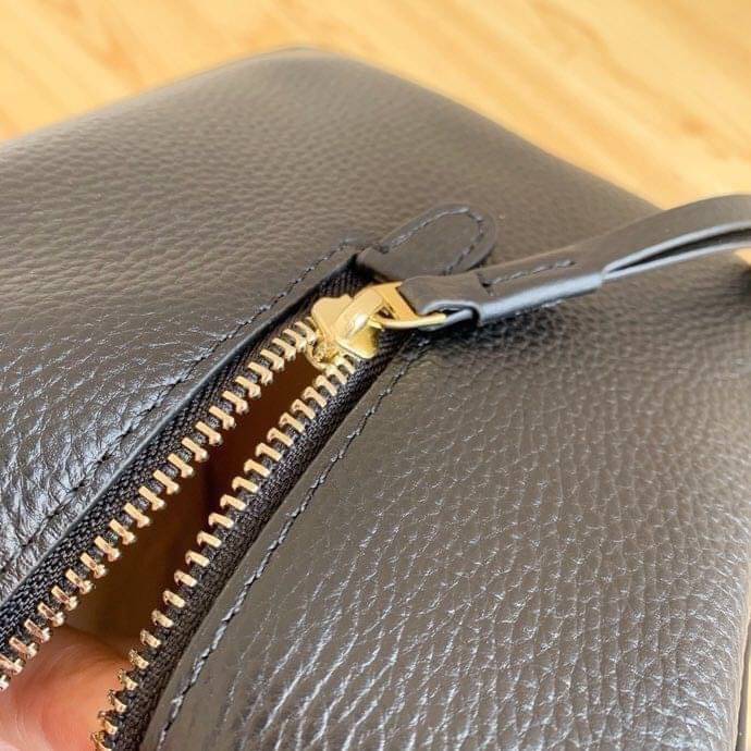 TORY BURCH KIRA PEBBLED SATCHEL BAG รุ่น 74650 กระเป๋าสะพาย Crossbody หนัง togo อะไหล่ทอง ทรงสวยสุดฮิต เป็นรูปทรงใหม่ มาแรงที่สุดในตอนนี้!! สัมผัสนุ่มมือ ตั้งอยู่ทรง ออกแบบเก๋ไก๋ สามารถปรับใช้ได้ 2 แบบ ไม่เหมือนใคร เปิดปิดด้วยซิป ภายในบุผ้าอย่างดี ช่องหลั