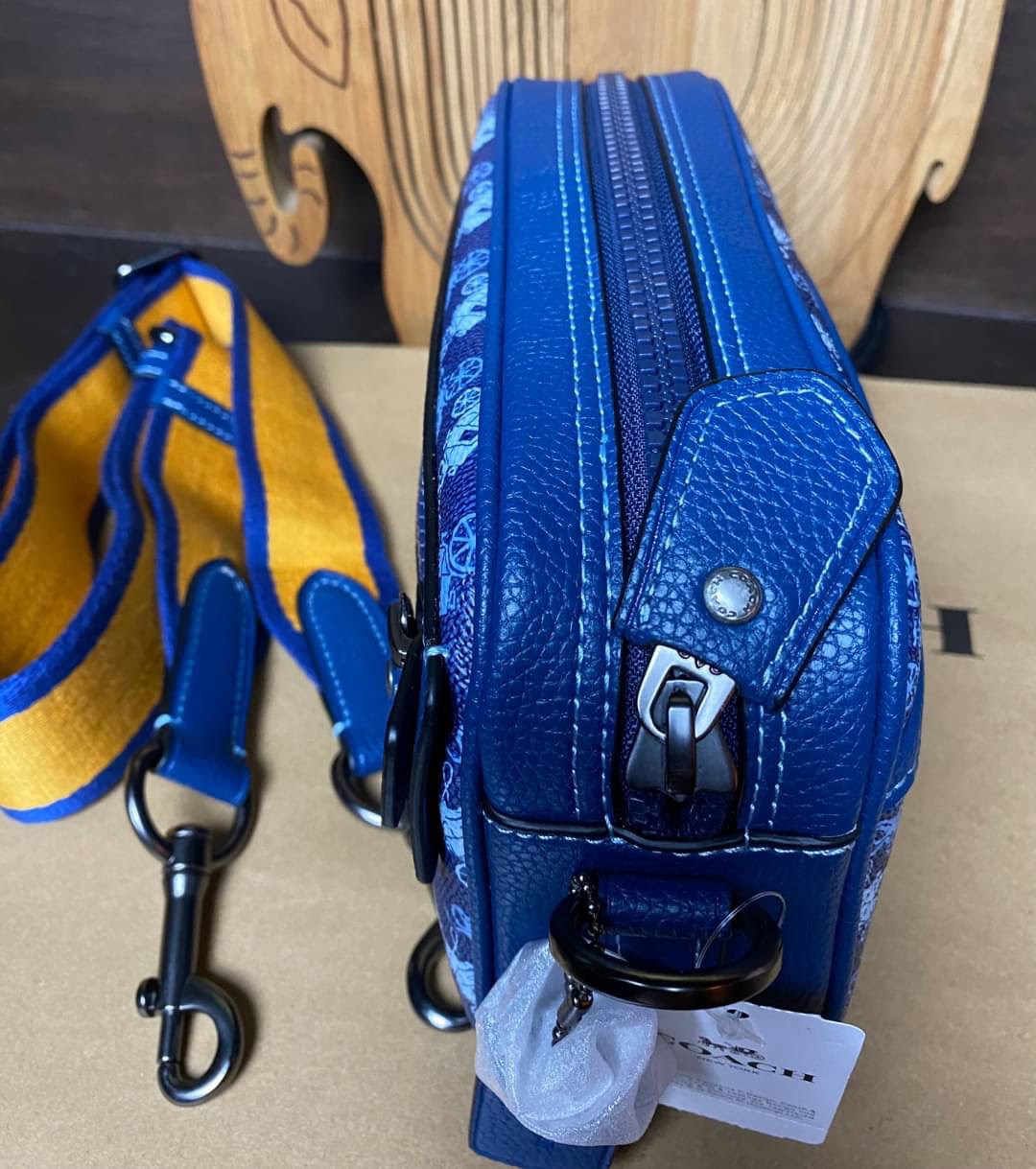 COACH ACADEMY CROSSBODY WITH HORSE AND CARRIAGE PRINT (COACH 89084) ผ้าใบเคลือบพิมพ์ลายและหนังกรวดขัดเงา ภายในกระเป๋ามัลติฟังก์ชั่น| ปิดด้วยซิป ซับในผ้า ด้านนอกมีซิปและกระเป๋าสลิป สายสะพายถอดได้