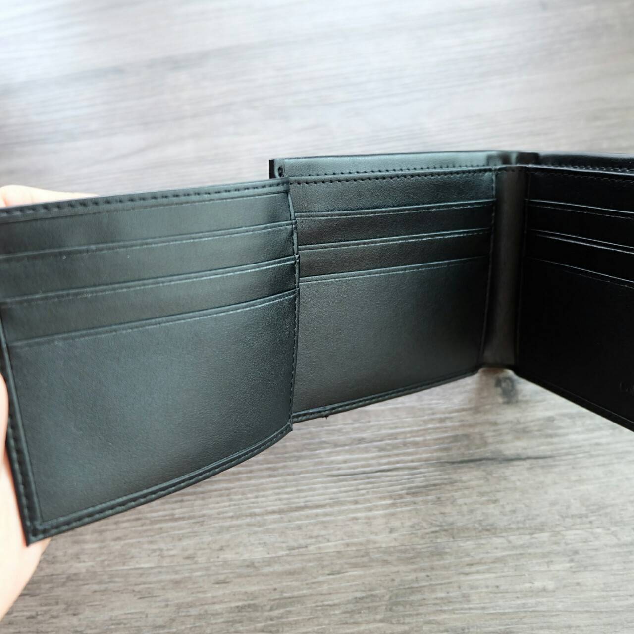 Calvin Klein Short Wallet กระเป๋าสตางค์ใบสั้น ด้านหน้ามีโลโก้แบรนด์ และตกแต่ง ด้วยหมุดโลหะเงิน ภายในมีช่องใส่ธนบัตร ช่องใส่บัตรหลาย ช่อง และช่องใส่รูป จะมอบเป็นของขวัญหรือใช้เองก็แนะนำค่ะ