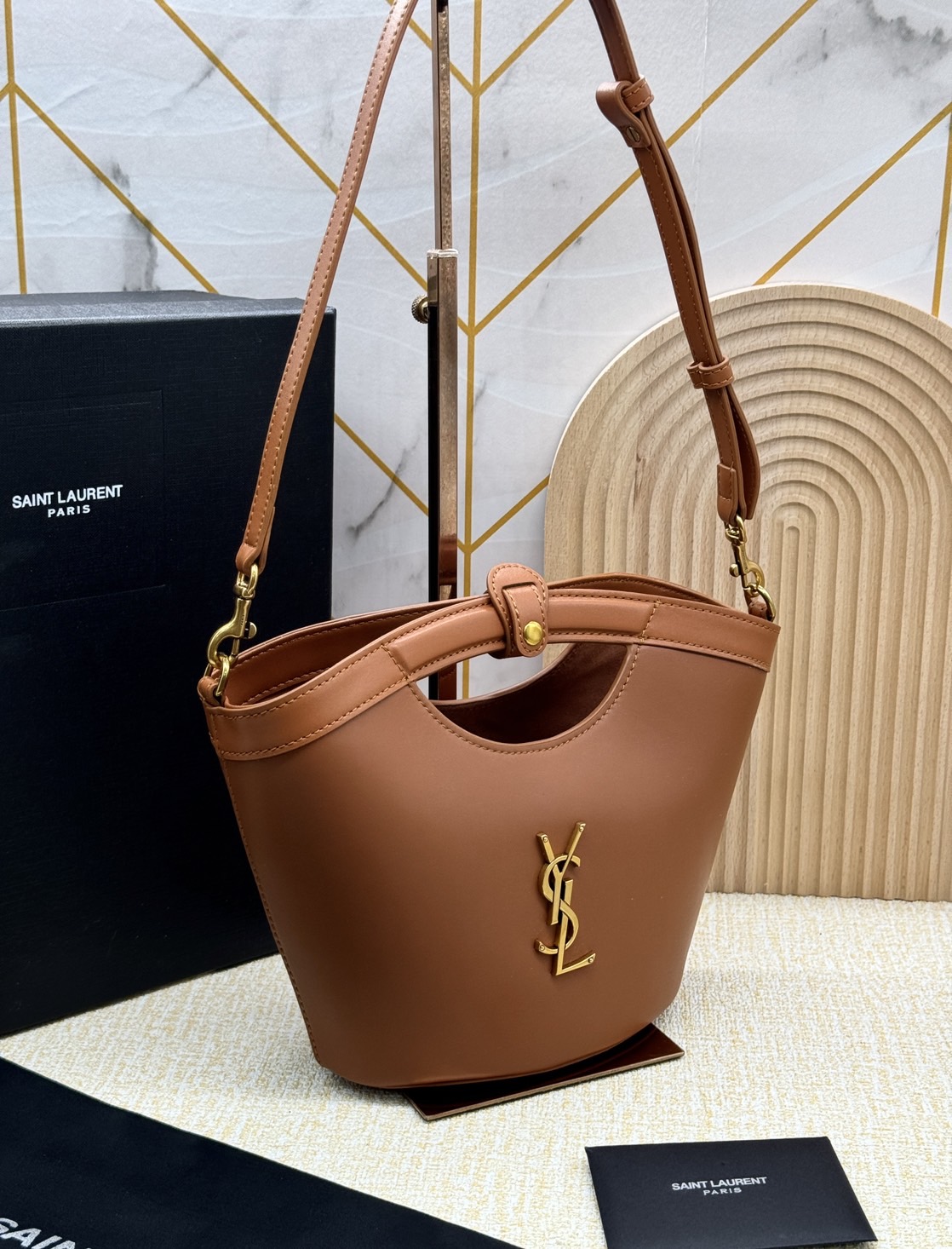 YSL CELIA MINI TOTE IN SMOOTH LEATHER / YSL Bucket Bag กระเป๋าสะพายทรงโท้ทมือจับในตัว รุ่นใหม่ทันสมัย งานหนังเต็มใบ เกรดออริ 1:1 ใช้งานต่างประเทศได้