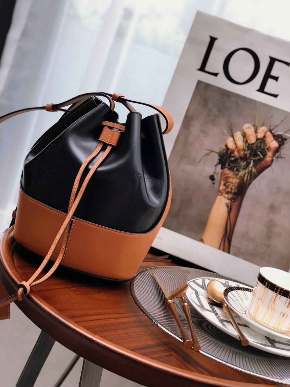 พรีเมี่ยมกิ๊ฟแท้ 100% 】LOEWE LEATHER BUCKET BAG VIP GIFT WITH PURCHASE GWP กระเป๋าถือหรือสะพายหนังแท้พรีเมี่ยมกิ๊ฟ Limited จาก LOEWE PERFUME DUTYFREE COUNTER รุ่นใหม่ล่าสุด Rare items สุดเลอค่า วัสดุหนังแท้ Lambskin หนังสวยอยู่ทรง ขนาดใหญ่กำลังดี น้ำหนักเ