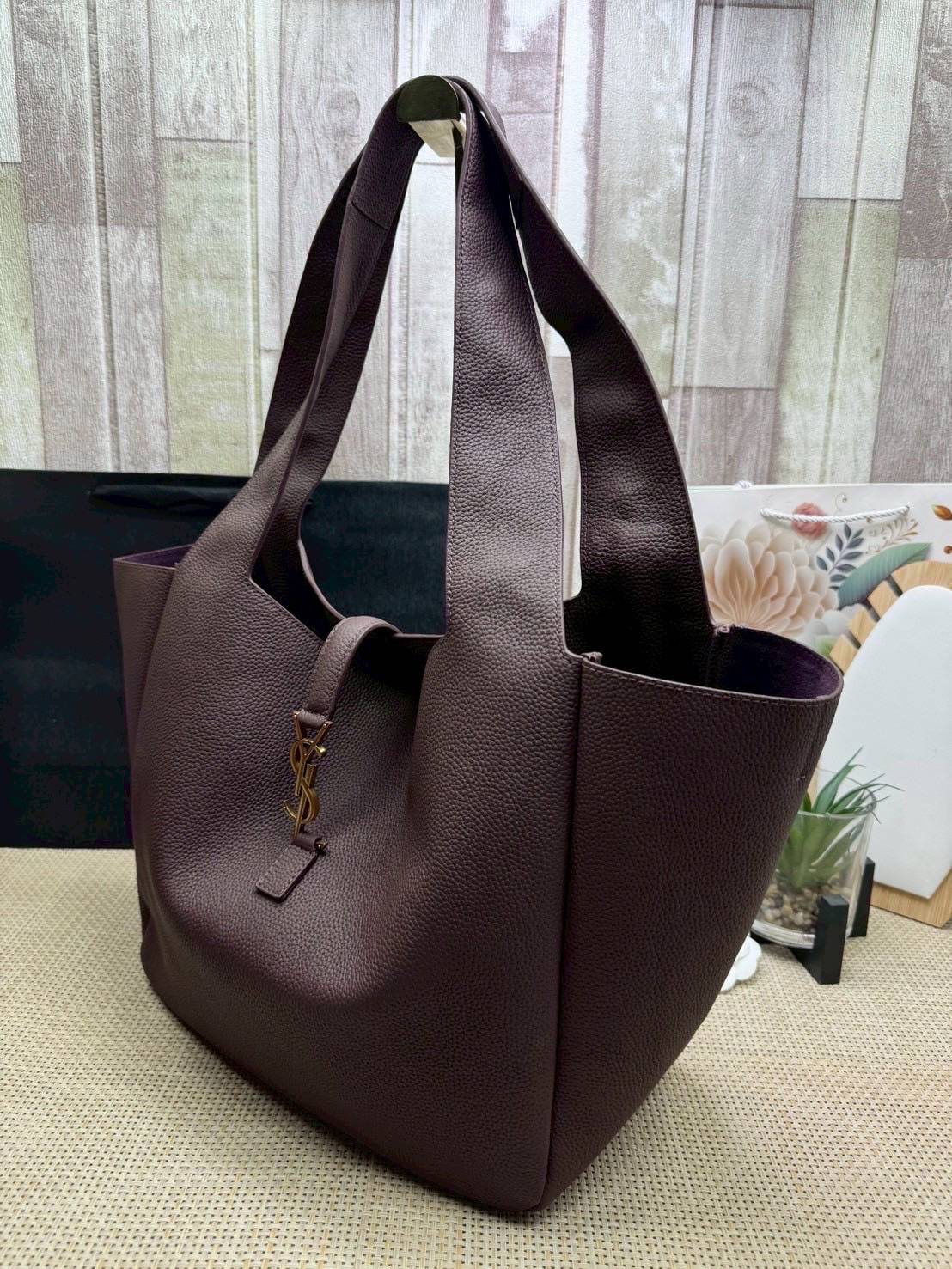 ORI หนังแท้ | YSL LE 5 À 7 BEA IN GRAINED LEATHER TOTE BAG กระเป๋าทรงโท้ทหนังแท้ลายเกรน สวยเด่นเป็นเอกลักษณ์ ดีไซน์เรียบแต่มาก สวยดูแพง ภายในโล่งกว้าง จุของได้เยอะ