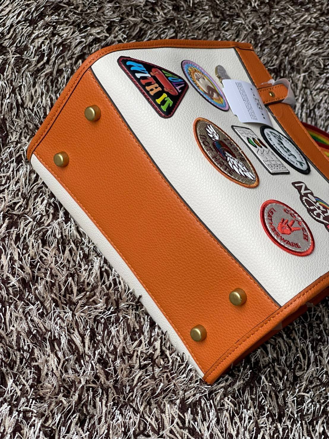 COACH FIELD TOTE 22 WITH PATCHES CA138 ส่วนหนึ่งจาก Coach Pride Collection ซึ่งเป็นการเฉลิมฉลองความเท่าเทียม ความหลากหลาย และการแสดงออกถึงตัวตนที่แท้จริงภายในชุมชน LGBTQIA+ ในเดือนนี้และทุกเดือน ตั้งแต่วันธรรมดาที่วุ่นวายไปจนถึงวันหยุดสุดสัปดาห์ที่เต็มไปด