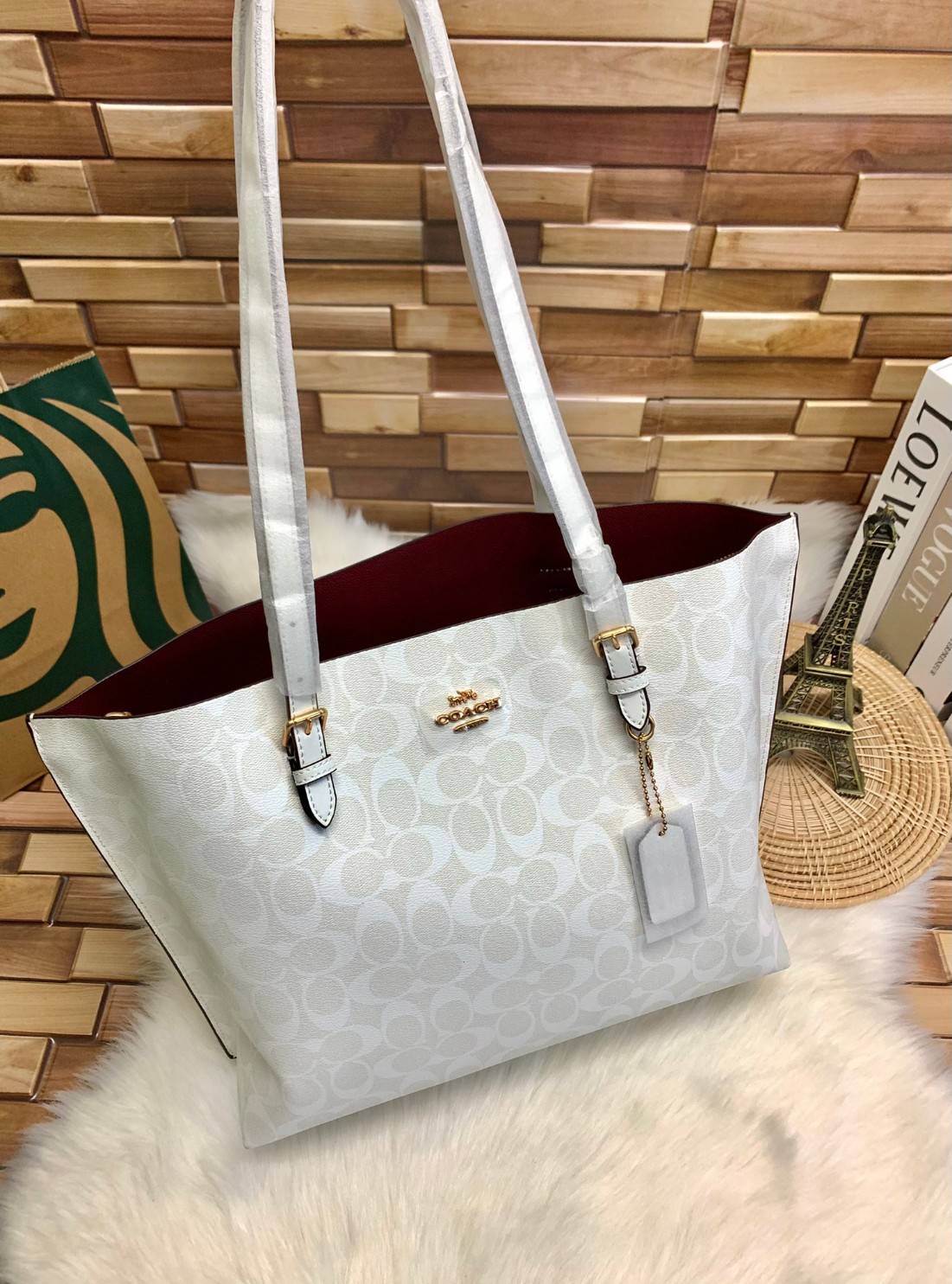 COACH MOLLIE TOTE IN SIGNATURE CANVAS ((1665)) พร้อมส่งอีกครั้ง ห้ามพลาดค่า! กระเป๋าหิ้ว//คล้องไหล่ ใบใหญ่ ทรงTote หนังแท้นิ่มอย่างดีค่ะ ภายในแบ่ง2ช่องใหญ่ สามารถใส่ A4ได้เลย ช่องกว้างมากๆ มีช่องกระเป๋าซิปกลางให้ใส่ของอีกช่องนะคะ