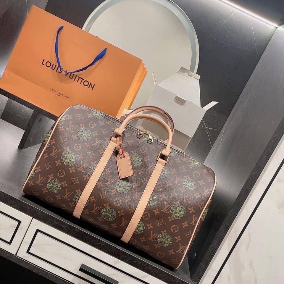 Louis Vuitton Monogram Travel Bag Luggage / LV Travel กระเป๋าเดินทาง อีกรุ่นขายดี!!! ของมันต้องมี ♡ มาใหม่ กระเป๋า TRAVEL BAG ใส่ของได้เยอะมาก ทรงสวย พิมพ์ลายชัดเจน มาพร้อมสายสะพายข้างสวยหรู ดูแพงคะ! พร้อมส่งที่ไทย