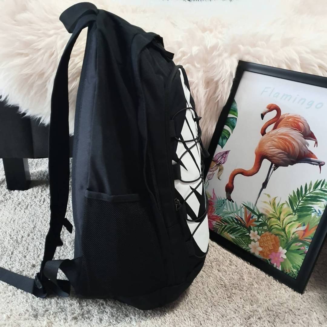 กระเป๋าเป้ใบใหญ่ Nike อะไหล่สีดำด้านหน้ามีโลโก้แบรนด์สีดำทั้งใบ ด้านหน้ามีช่องซิปใหญ่จุของได้เยอะมาก