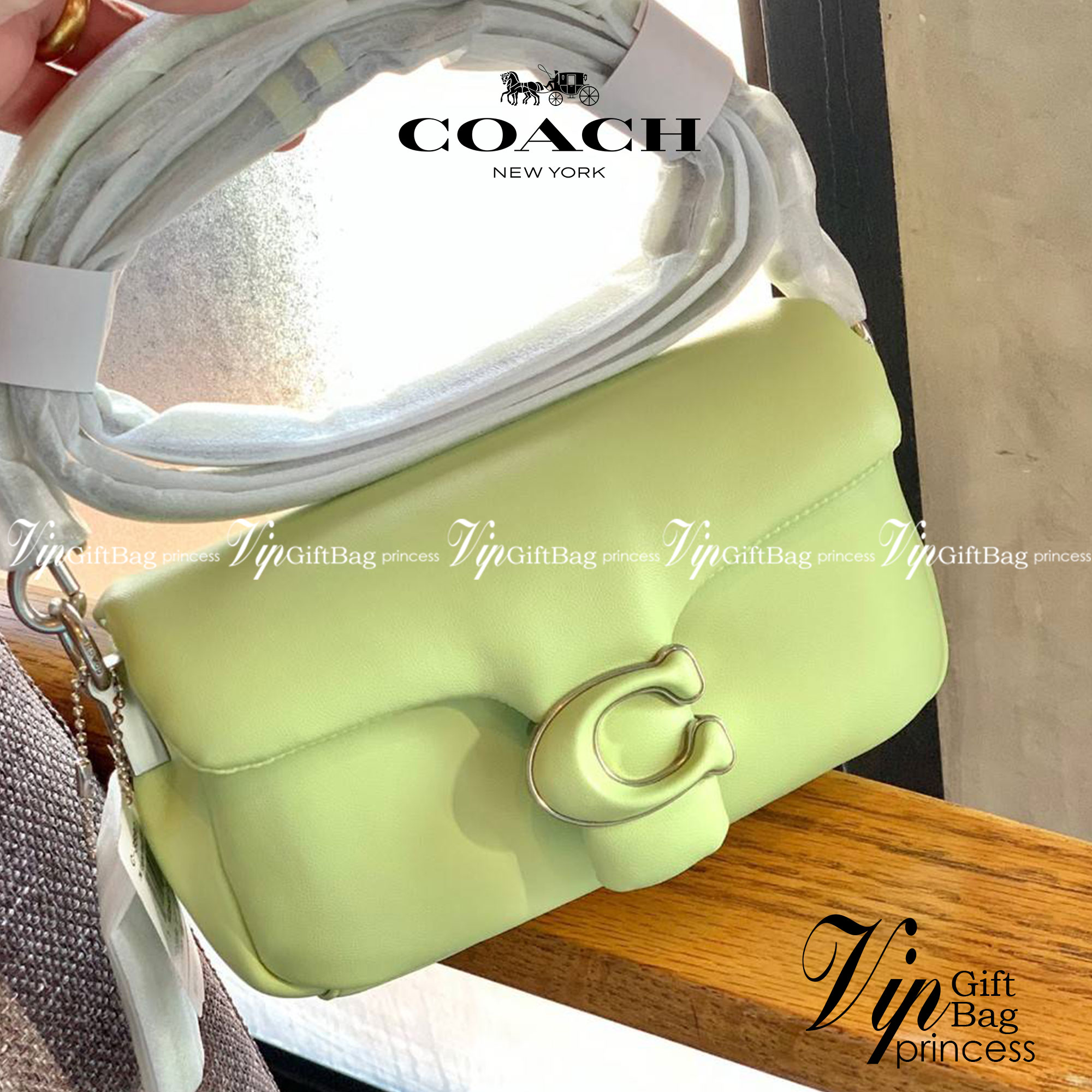 น้องสวยมากก สินค้าจริงสวยกว่าในรูป ไม่จกตาค่ะ! COACH PILLOW TABBY SHOULDER BAG 18 ((C3880)) 📣 พร้อมส่งที่ไทย คุณภาพเกินราคา! กระเป๋าหิ้ว//สะพายแบบครอสบอดี้ร์ 🔺หนัง nappa อย่างดี หนานิ่ม นุ่มมากๆ หลงรักน้องแน่นอน ✔️ใช้โลโก้แบรนด์รุ่น