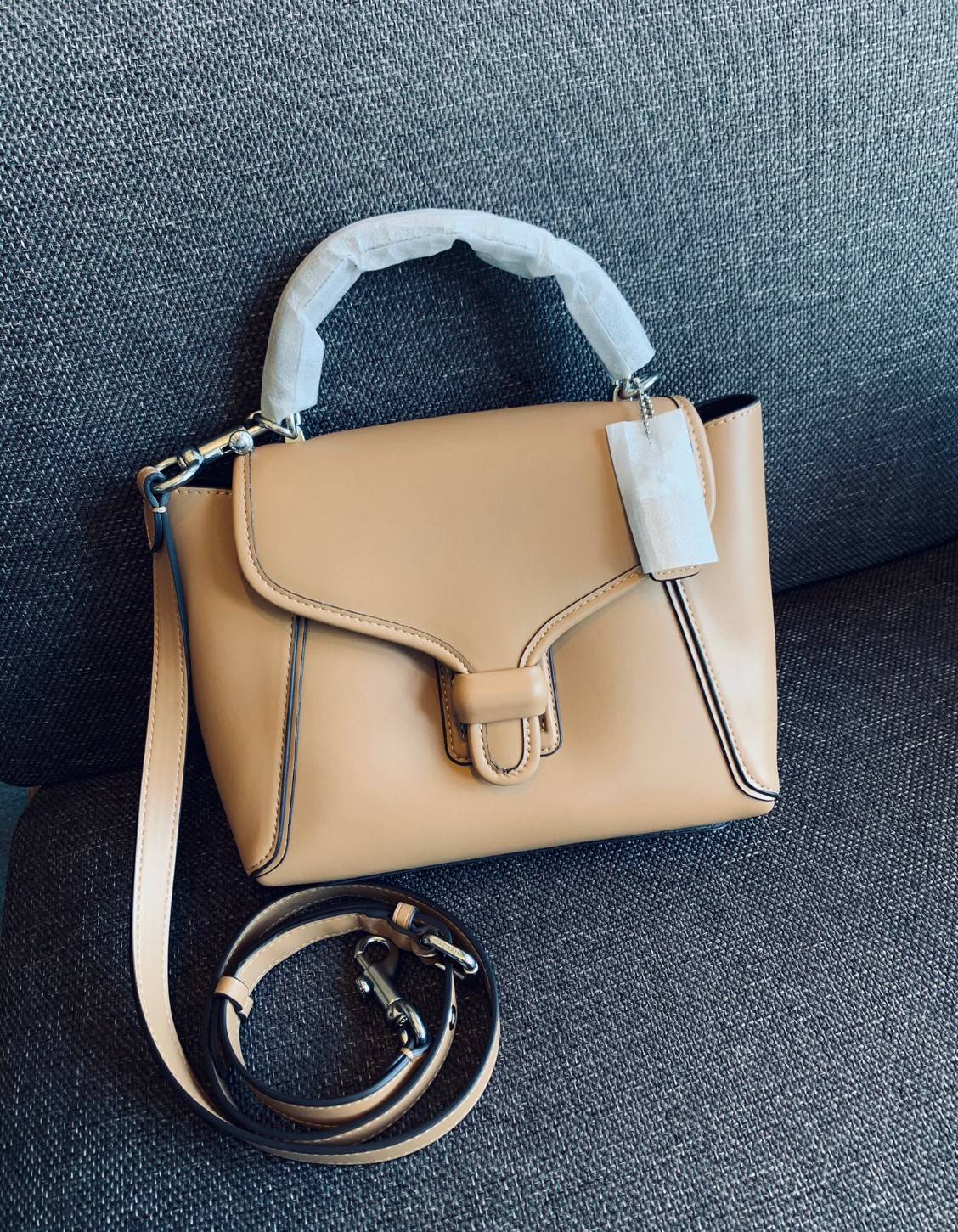 COACH COURIER CARRYALL 23 IN COLORBLOCK SIGNATURE CANVAS พร้อมส่ง 7 แบบ พร้อมส่ง ลุคดูไฮสุดๆค่ะ! กระเป๋าสะพายหนังหรูหราและคลาสสิค หนังแท้ชั้นดีที่สุด น้ำหนักเบา หนังสวยมากก สัมผัสแล้วหลงรักแน่นอนจ้าา😘