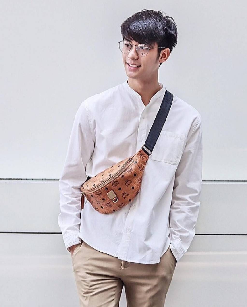 M.C.M FURSTEN BELT BAG IN VISETOS กระเป๋าคาดอกยอดฮิต หนุ่มๆสาวๆใช้ได้ไม่มีเบื่อ รุ่นขายดี ลายวิเซโต้เอกลักษณ์ ทั้งสปอร์ตและดูหรูในตัว ใช้งานง่าย ได้ทุกลุค วัสดุหนังแคนวาสคุณภาพดี มีช่องซิปหลัก และซิปด้านหลังกระเป๋า ภายในเป็นช่องโล่งบุผ้าซับอย่างดี รุ่น un