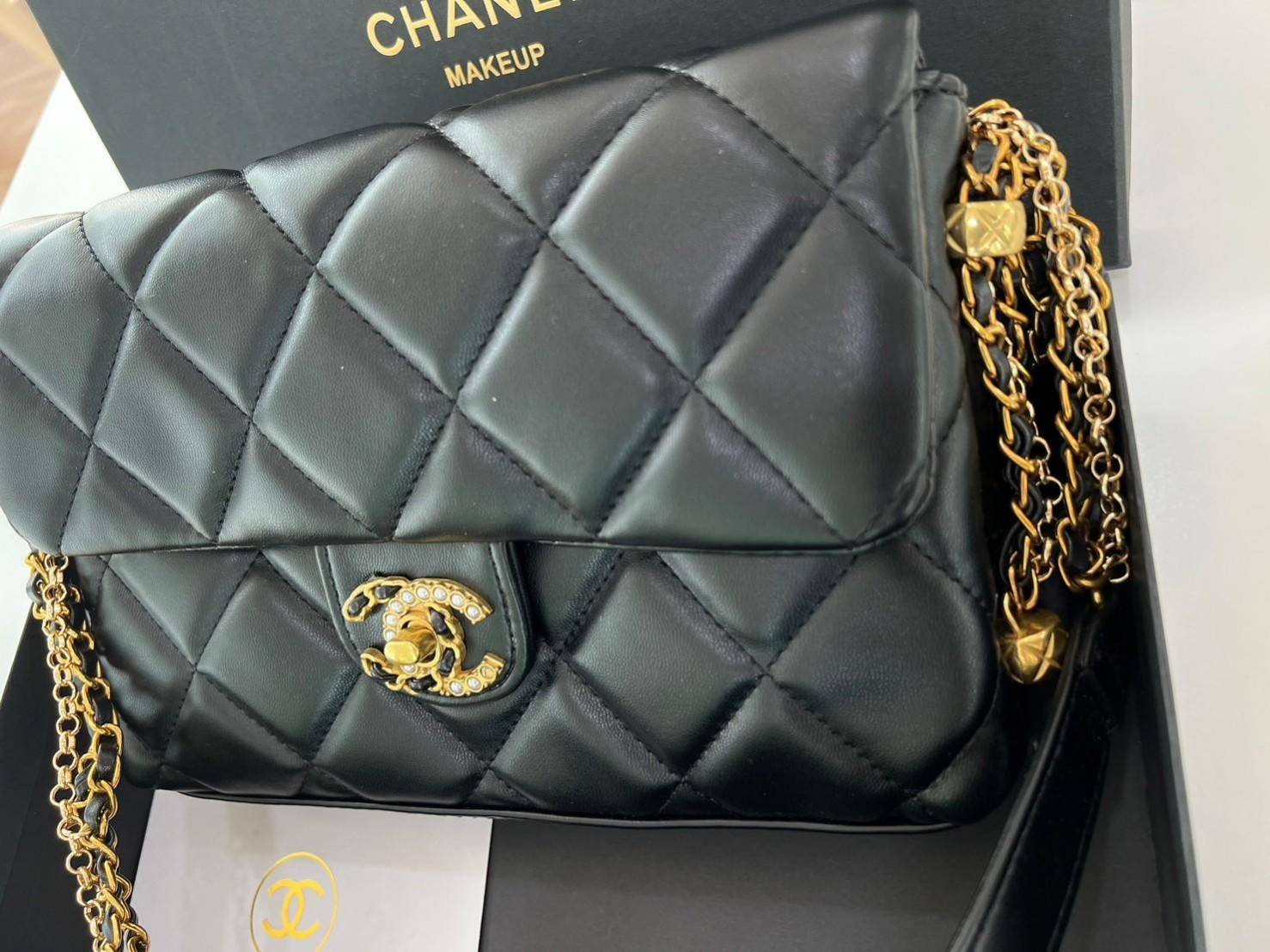 CHANEL flap bag with chain and pearl logo / CHANEL BAG VIP วัสดุหนังแกะสังเคราะห์นุ่ม ลื่น มันเงา อะไหล่ทองหรูหรา