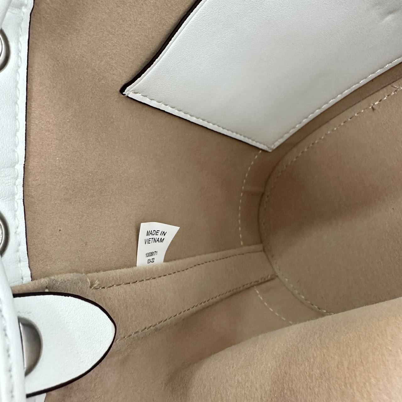 TORY BURCH T Monogram Denim Bucket Bag MEDIUM คอลเลคชั่นใหม่ รูปแบบคลาสสิค พกพาความหรูหราไปได้ทุกที่ด้วยกระเป๋าทรง Bucket ขนาดกลางและปิดด้วยเชือกรูดพร้อมโลโก้แวววาว วัสดุผ้าเดนิมแจ็คการ์ด ตัดขอบหนังแท้