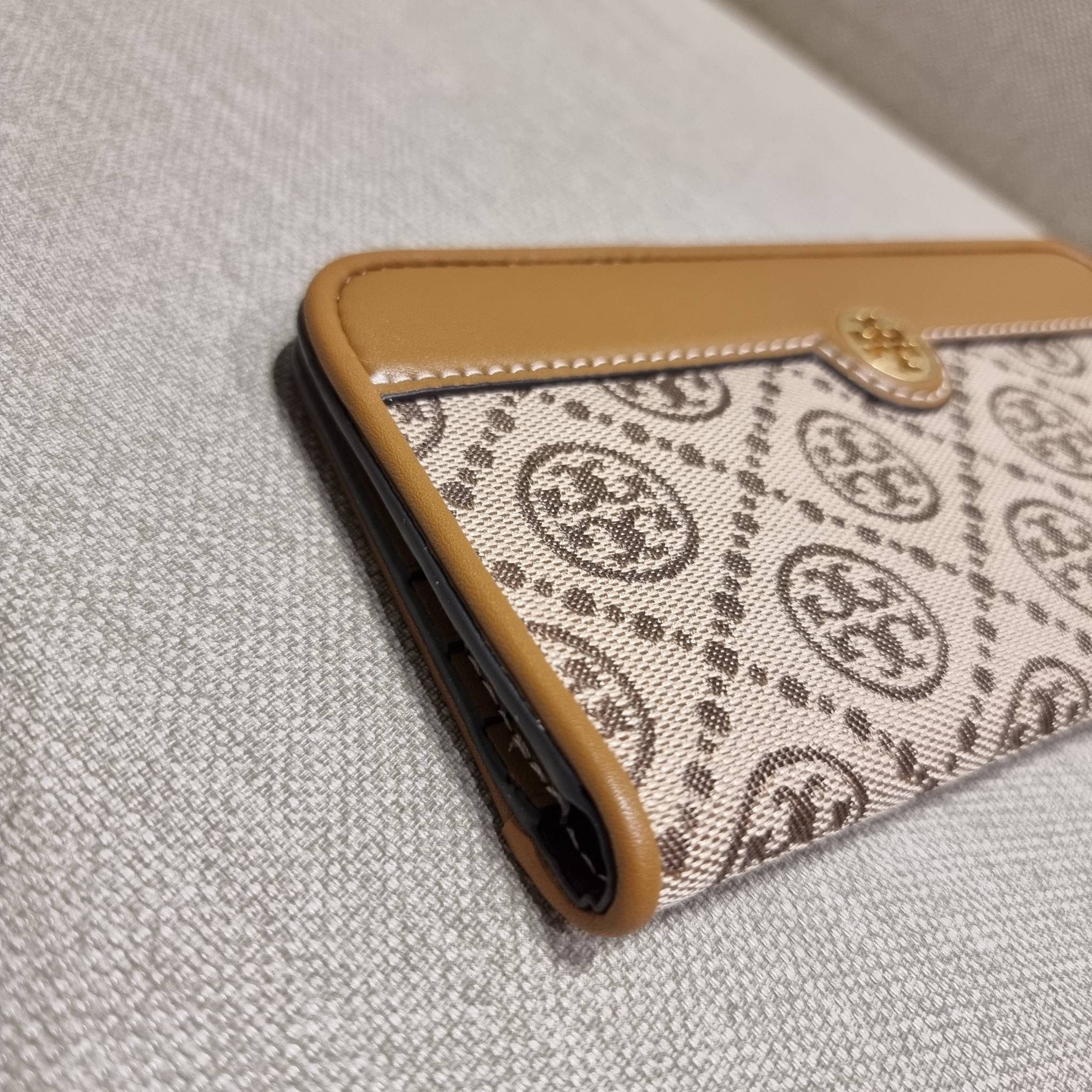 TORY BURCH T MONOGRAM JACQUARD SLIM WALLET ของดีมีให้ที่นี่แบบจัดเต็ม กระเป๋าสตางค์ใบยาว รุ่นสลิม สวยหรู ขนาดกำลังเหมาะมือ ถือแล้วขับผิว วัสดุผ้า jacquard ตัดสลับหนังแท้ ภายในสวยคมม้าก!! มีช่องใส่บัตรได้แบบเน้นๆ และช่องใส่ธนบัตรได้ ด้านหลังมีช่องซิปอีกหนึ