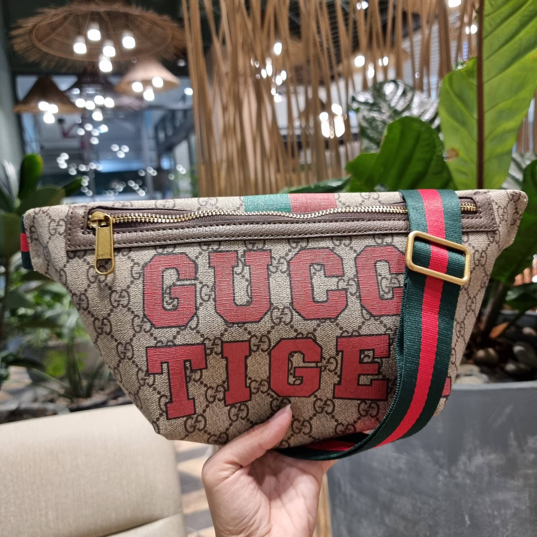 GUCCI BELT BAG ไอเท็มที่หนุ่มๆเรียกร้อง GC waist bag กระเป๋าคาดอก/คาดเอว คอลเลคชั่นฉลองปีเสือ โดดเด่นด้วยลายพรินท์จัมโบ้ ไม่เหมือนใคร วัสดุหนังแคนวาส เปิด-ปิดด้วยซิป ภายในแบ่งสัดส่วน มีช่องซิป และช่องย่อยให้อีก สายสะพายปรับได้ สายสปอร์ต สายแคมป์ปิ้ง หรือจ