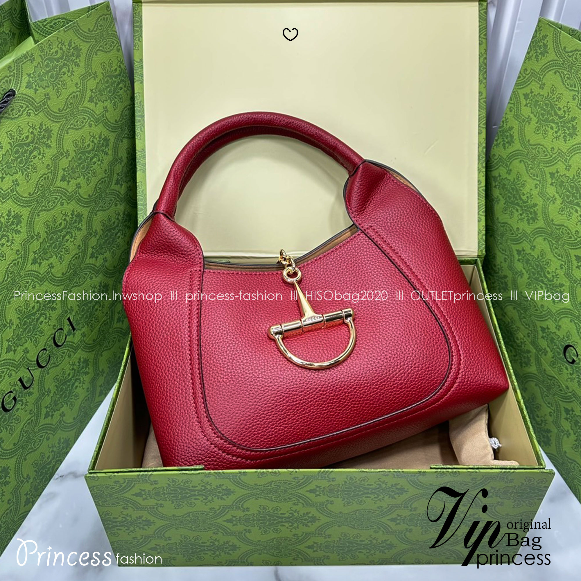 หนังแท้ | Gucci Softbit medium top handle bag โฉมใหม่ล่าสุด กับกระเป๋าสะพายรูปทรงใหม่เรียบหรูด้วยหนังลายเกรน ตกแต่งอะไหล่ Horsebit ครึ่งรูปขนาดใหญ่ด้านหน้าสวยหรูโดดเด่น สวยผู้ดี ดารา เซเลปใช้กันเพียบ