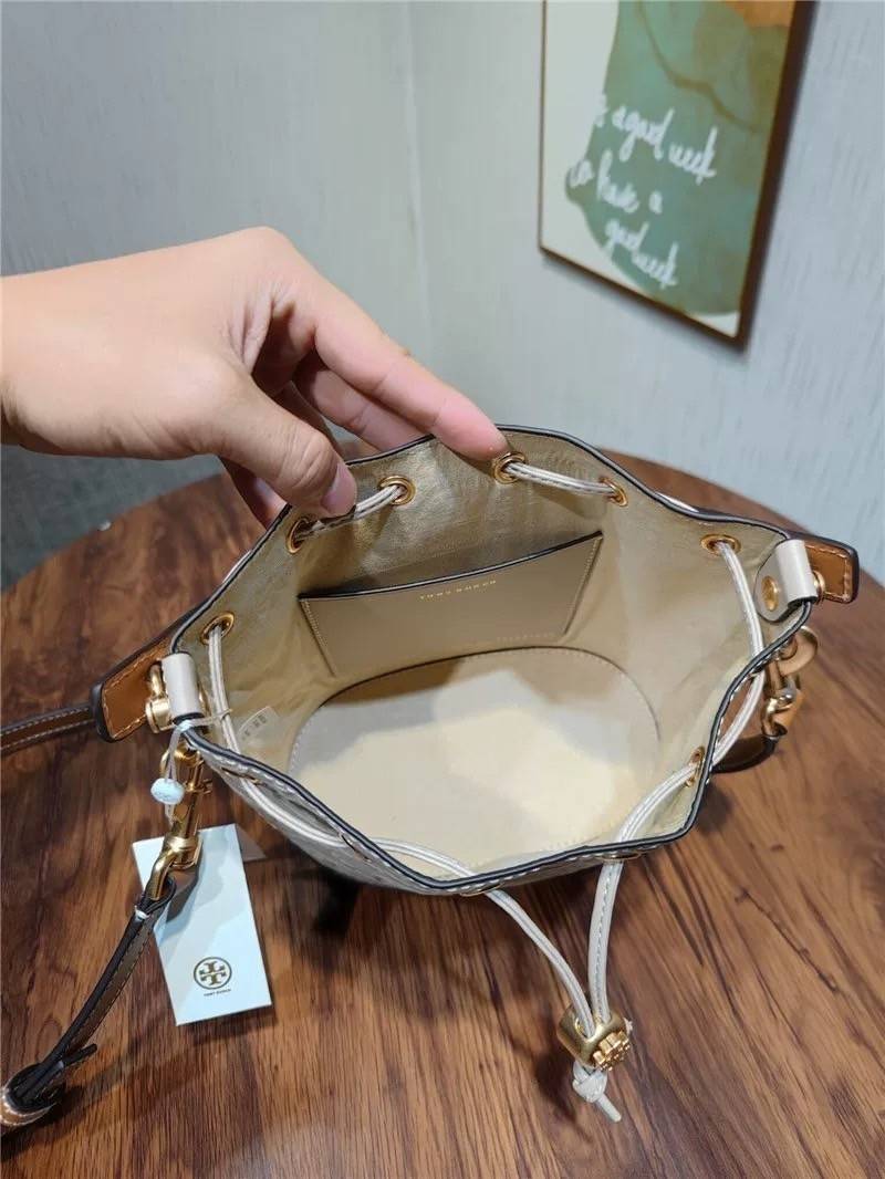 Medium : Tory Burch T Monogram Embossed Bucket Bag กระเป๋าถือหรือสะพายไหล่ ประดับด้วยลวดลายอันเป็นสัญลักษณ์ของแบรนด์ ถูกประดิษขึ้นด้วยความพิถีพิถันวัสดุหนังอย่างดี ด้านในบุด้วยหนังไมโครซูแอคเนื้อนุ่มทำความสะอาดง่าย กระเป๋าผ่าหลังด้านนอก1ช่อง ด้านใน 1ช่อง 
