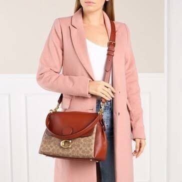 COACH Coated Canvas Signature May Shoulder Bag พร้อมส่งที่ไทย คัดงานคุณภาพ จัดเต็มมาให้ต่อนรับปีใหม่นี้ค่าา ✔️กระเป๋าหิ้ว//คล้องไหล่//สะพายข้างได้ ใบใหญ่ สุดคุ้ม! ✔️หนังแท้ชั้นดีที่สุด หนังหนานิ่ม รู้สึกได้ตอนสัมผัสค่ะ สวยมากๆ ✔️ด้านห