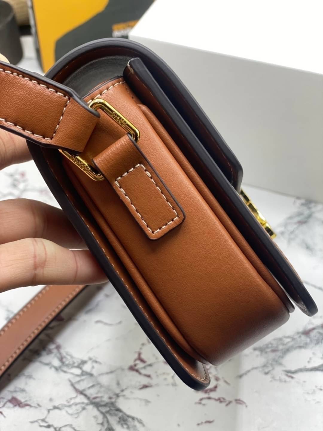 CELINE TRIOMPHE CROSSBODY BAG / CELINE TEEN ดีไซน์ยอดนิยมสไตล์ LISA ทรงสี่เหลี่ยมหนังสวยหรูอยู่ทรงเปิดปิดด้วยฝาปิดโลโก้แบรนด์อะไหล่ทอง ภายในมีช่องหลัก ช่องย่อย และช่องซิป สามารถใส่มือถือของใช้จุกจิกได้เยอะ มาพร้อมสายสะพายหนังยาวปรับระดับได้ จะสะพายไหล่ CR