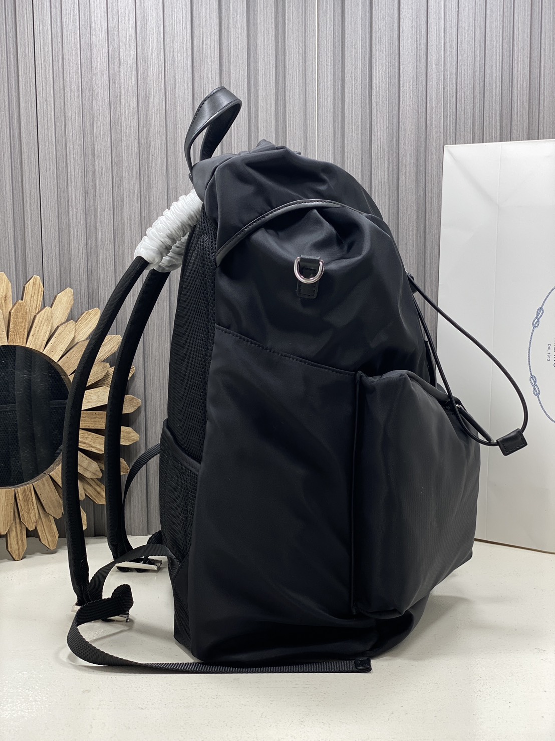 ORI หนังแท้ | Prada Re-Nylon and leather backpack กระเป๋าสะพายหลัง เป้ผ้าไนลอนรูปทรงเรขาคณิตเรียบหรู สถาปัตยกรรมและเส้นสาย ผสมผสานรูปทรงและวัสดุที่ตัดกันอย่างลงตัว