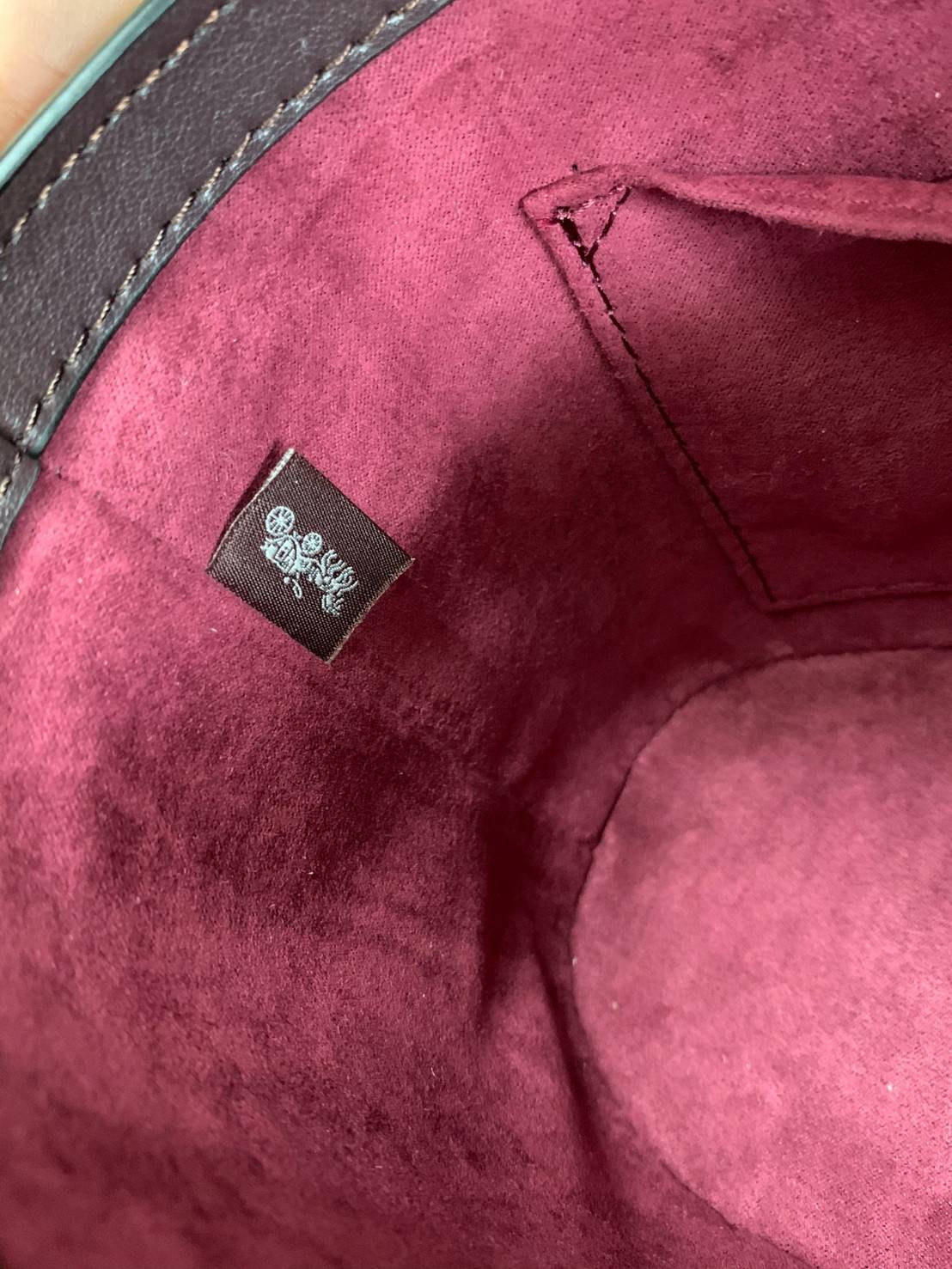 COACH KAY CROSSBODY IN SIGNATURE ((78277)) กลับมาอีกครั้ง! กระเป๋าหิ้ว//สะพายแบบครอสบอดี้ร์ หนังแท้นิ่มสวย เปิดปิดกระเป๋าแบบหมุนล็อค ภายในโล่งสามารถใส่กระเป๋าเงินใบกลางได้;มือถือได้ทุกรุ่น; มีช่องเล็กให้ใส่ของจุกจิก;ซัปในบุผ้าอย่างดีเลยค่ะ มาพร้อมสายสะพาย