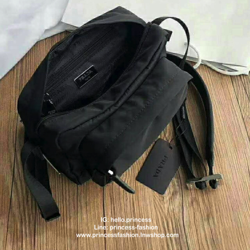Prada Bag ทรงใหม่มีไว้ไม่ซ้ำใครแน่นอนคะ จะสะพายข้าง หรือ คาดอกก็ได้คะ วัสดุทำจากผ้าNylon กันน้ำ ตัวอะไหล่สีเงิน ขนาดกำลังดี ใส่ของได้เยอะคะ มือถือ กระเป๋าตังใส่ได้ สบายๆคะ ด้านหน้าและด้านหลังมีช่องซิปแยกให้อีกคะ ใช้ได้ทั้งผู้ชายผู้หญิงเลยคะ ด้านข้างกระเป๋