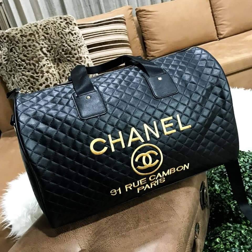 Chanel Quilted Travel Bag Super rare item! กระเป๋าเดินทางใบใหญ่ VIP. gift with Purchanel ของแท้รุ่น Limited Edition จาก counter Chanel วัสดุหนังเรียบลายตาราง เนื้อหนา กันน้ำ ดูแลรักษาง่าย ด้านหน้ามี logo brand ตัวกระเป๋าเปิดปิดด้วยซิป หัวซิปแบรนด์ อะไหล่ท