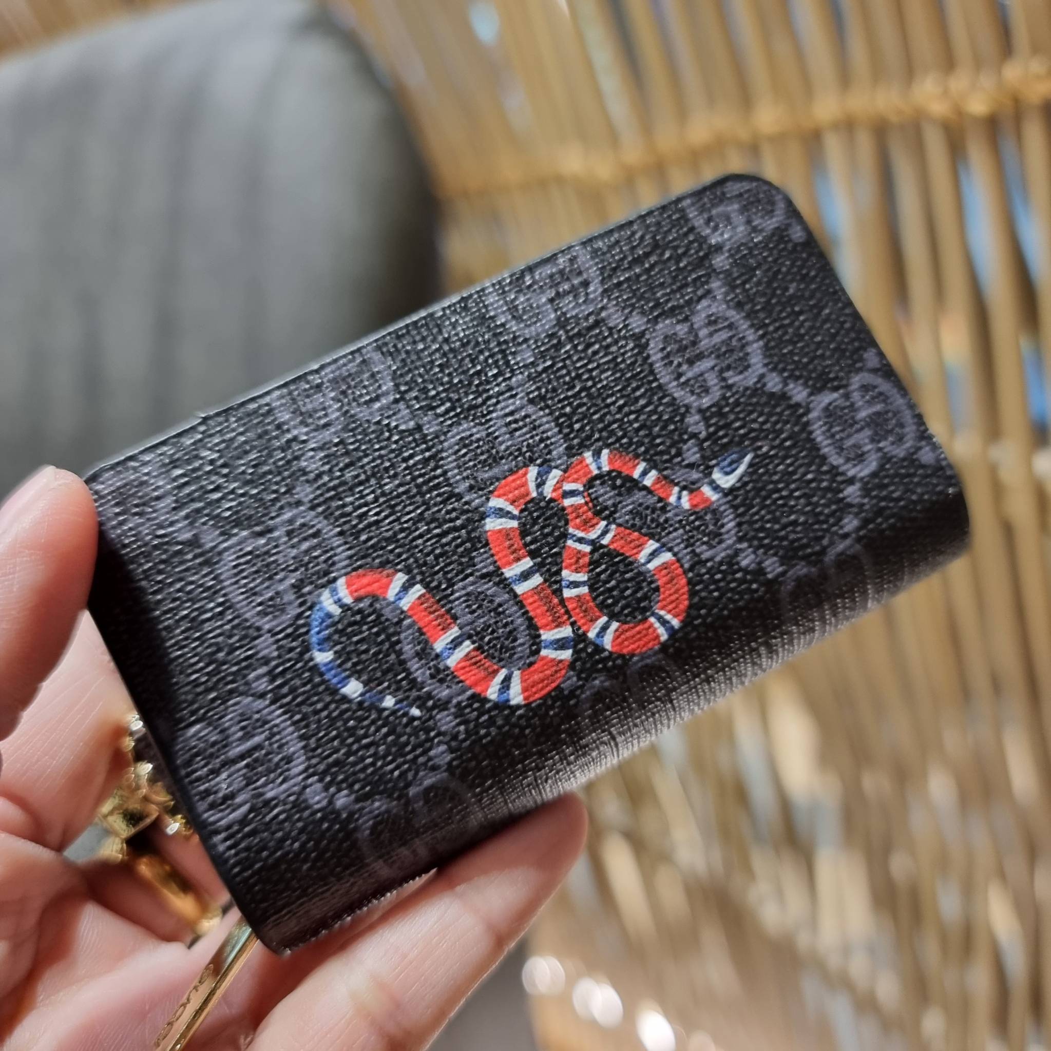 VIP 】SUPER EXCLUSIVE GC GWP KEY FOB WITH GIFT BOX 🎊🐯🐍 ต้อนรับปีแห่งความปัง!! กระเป๋าเก็บกุญแจรุ่นพิเศษ!! เอ็กซ์คลูซีฟมาก!! วัสดุหนังแคนวาส ปั๊มลายคมสวย!! เปิด-ปิดด้วยซิปปั๊มแบรนด์ มีหัวพวงกุญแจห้อย สำหรับเกี่ยวเข้ากับกระเป๋าใบใหญ่