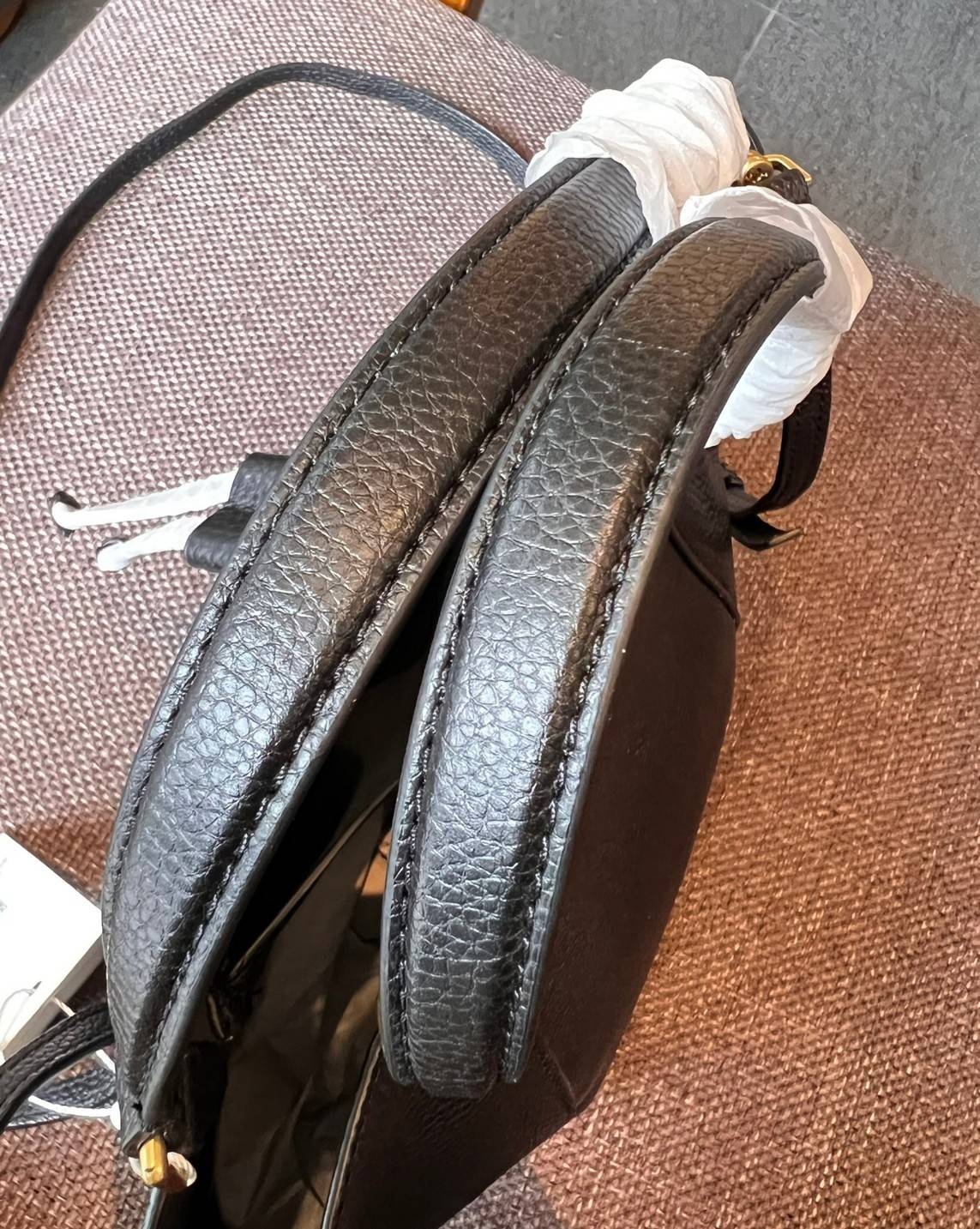 TORY BURCH MCGRAW DRAGONFLY MINI SATCHEL ((90474)) พร้อมส่งที่ไทย แนะนำต้องมีติดตัว สวยมากๆ! กระเป๋าหิ้วหรือสะพายข้างได้ หนังแกะนิ่มสวย อย่างดีเลยค่ะ ดีเทลด้านหน้าแบบหูรูด ปากกระเป๋าเปิดปิดแบบกระดุมแปลก ภายในโล่งกว้าง ใส่ของได้ครบครันหายห่วงค่ะ; มีช่องให้