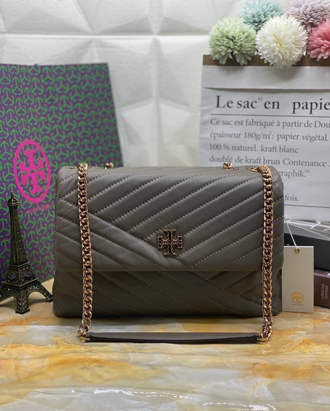 Large : Tory Burch Kira Chevron Quilted Convertible Leather Crossbody Bag เป็นกระเป๋าที่ใช้ในการออกงานสำคัญหรือวันที่มีปาร์ตี้สังสรรค์ คุณควรเลือกใช้กระเป๋าที่มีดีไซน์สะดุดตา เพราะจะช่วยยกระดับและเพิ่มเสน่ห์ให้กับตัวคุณเองมากยิ่งขึ้น หากเป็นงานทางการ เช่น