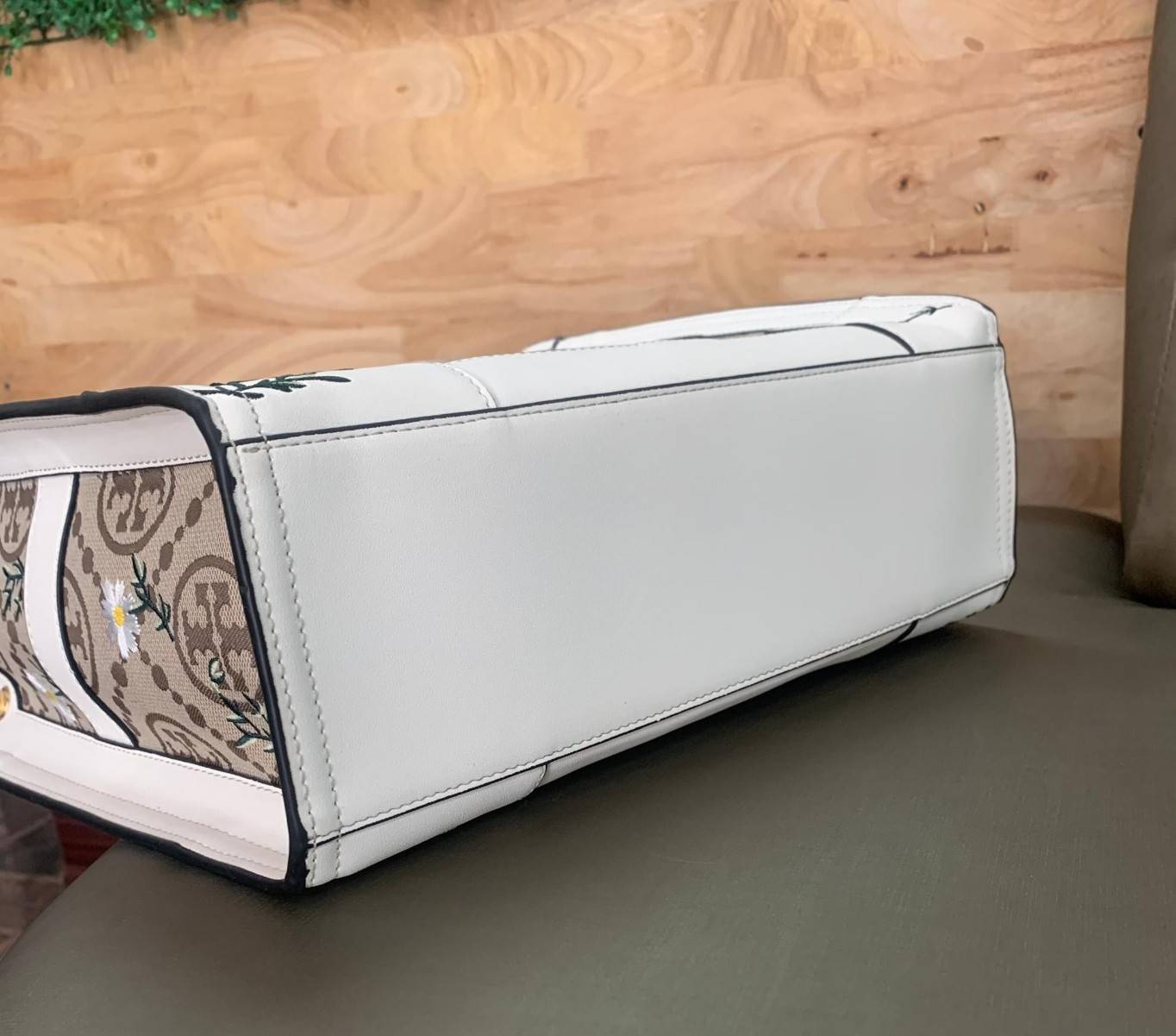 Tory Burch ella jacquard embroidered quadrant tote ลายโมโนแกรม (Monogram) (Material : Woven jacquard leather) ดีไซต์ลำ้เอกลักษณ์ที่โดดเด่น เป็นอีกหนึ่งรุ่นที่ Tory ฺBurch ภูมิใจนำเสนอ ใบใหญ่ค่ะ จุของได้เยอะ ใส่ A4 ได้ งานสวย ตั้งอยู่ทรง จุดเด่นของรุ่นนี้ค