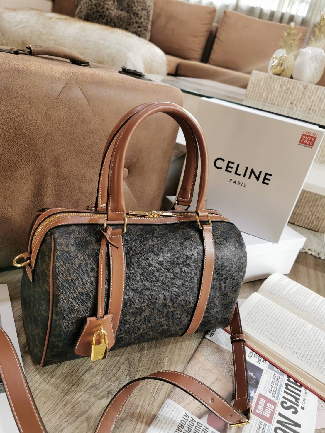 CELINE TRIOMPHE CANVAS BOSTON BAG VIP GIFT WITH PURCHASE (GWP) พรีเมี่ยมกิ๊ฟ Limited Edition จาก CELINE HAUTE PERFUME DUTYFREE วัสดุ TRIOMPHE CANVAS หนังขึ้นลาย Signature สวยหรูสุดคลาสสิคดีไซน์ไม่มีเอ้าท์ เปิดปิดด้วยซิปแบรนด์ มาพร้อมTagห้อยแม่กุญแจอะไหล่แ