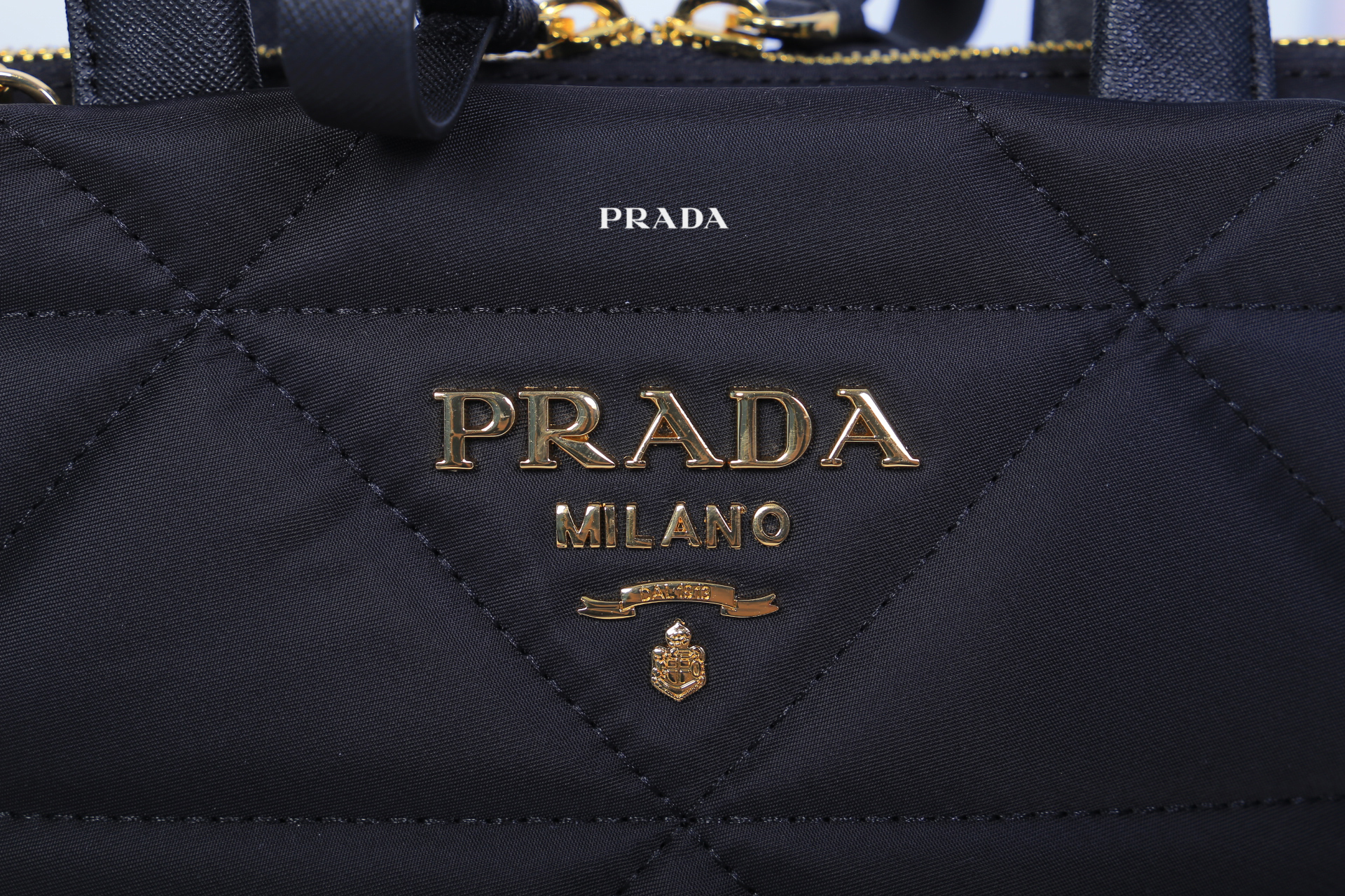 Prada Re-Nylon padded tote bag / Prada Logo Plaque Cross Body Phone Case กระเป๋า Crossbody สุดเก๋ วัสดุ Nylon เปิด-ปิด ด้วยซิป ด้านหน้าประดับด้วยโลโก้แบรนด์ น้ำหนักเบา ด้านในเป็นช่องโล่งกว้าง ซับในพิมพ์ลายแบรนด์สวย ตามแบบฉบับ ใส่ I Phone ได้สบายเลยค่ะ บอก