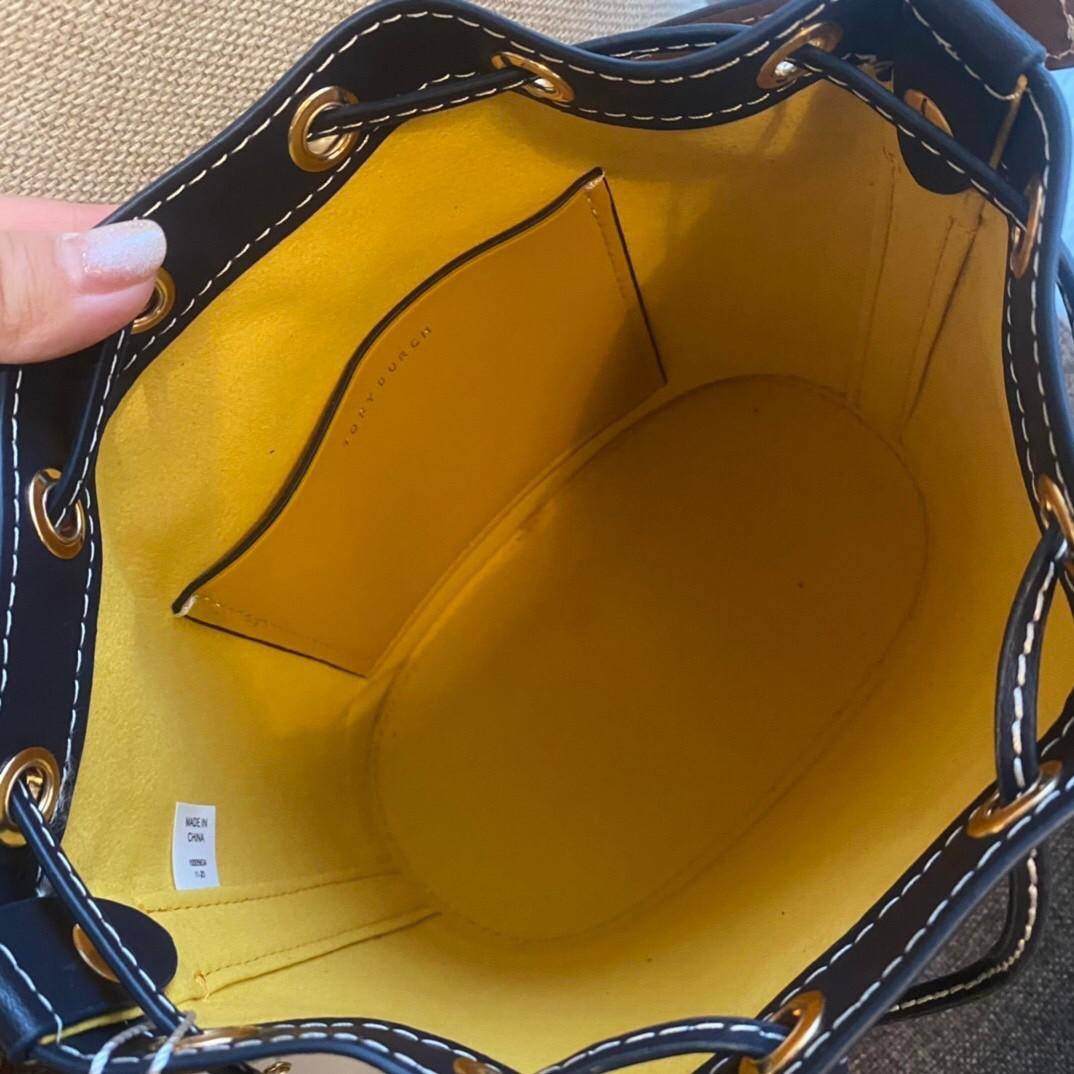 ของแท้ 💯% TORY BURCH Monogram Jacquard Bucket Bag กระเป๋าถือหรือสะพายไหล่ วัสดุผ้า Canvas โลโก้ Jacquard ทรงถัง ตั้งอยู่ทรง กระเป๋าปักลายแบรนด์ สวยหรู สายยาว Crossbody ได้ เปิด-ปิด โดยเชือกรูด เปิด-ปิดพร้อมสลับที่ประดับโลโก้ สวยหรู คุณนาย สุดๆ ไปเ