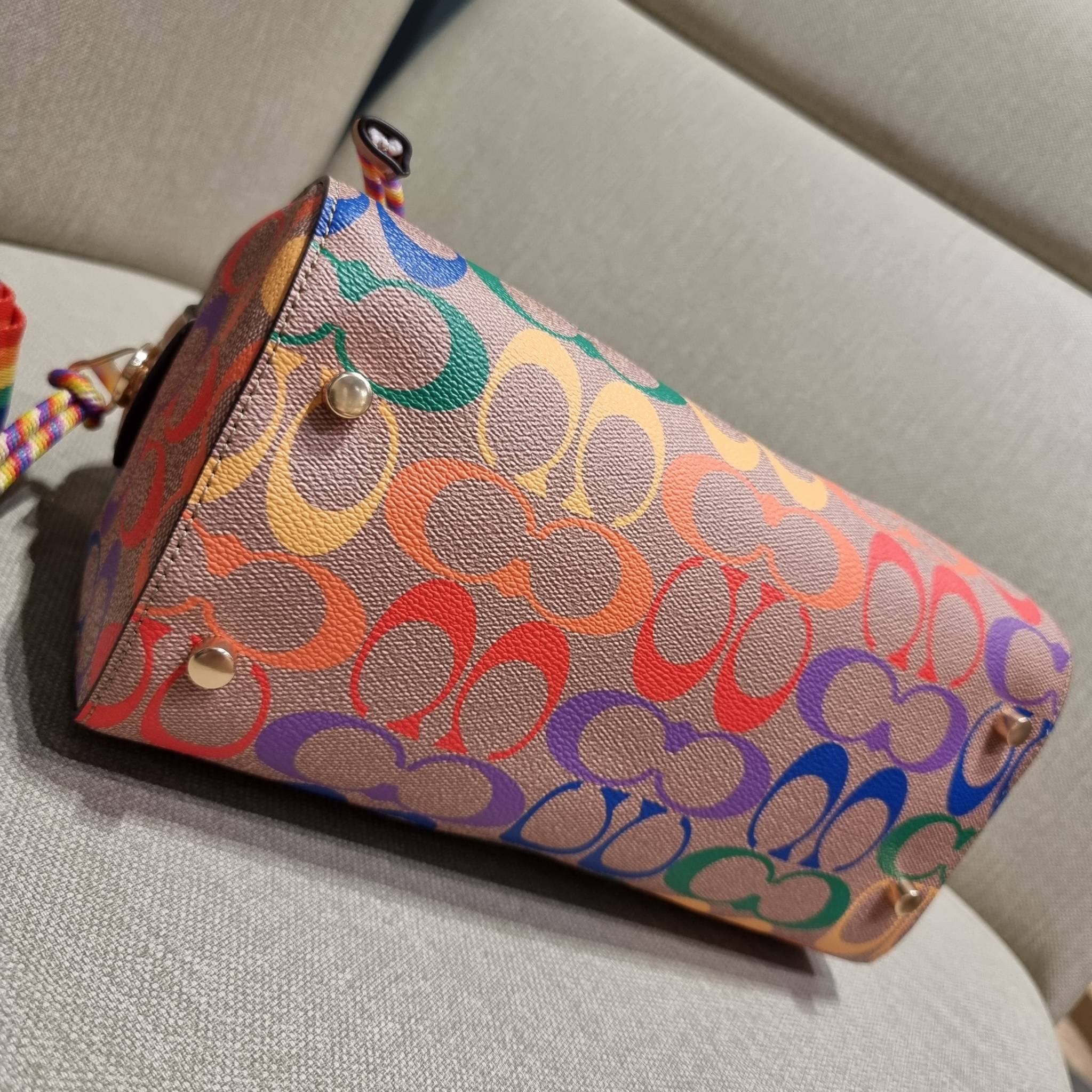 COACH C4396 ROWAN SATCHEL IN RAINBOW SIGNATURE CANVAS กระเป๋าทรงหมอนยอดฮิต คอลเลคชั่นที่สวยโดดเด่น ด้วยดีไซน์เรนโบว์ สดใส!! รูปทรงสวยงาม คลาสสิค และใช้งานได้อย่างกระฉับกระเฉง วัสดุหนังแคนวาสเคลือบลาย ทนทาน ภายในโล่งกว้าง มีช่องซิปและแบ่งสัดส่วนได้ลงตัว บอ