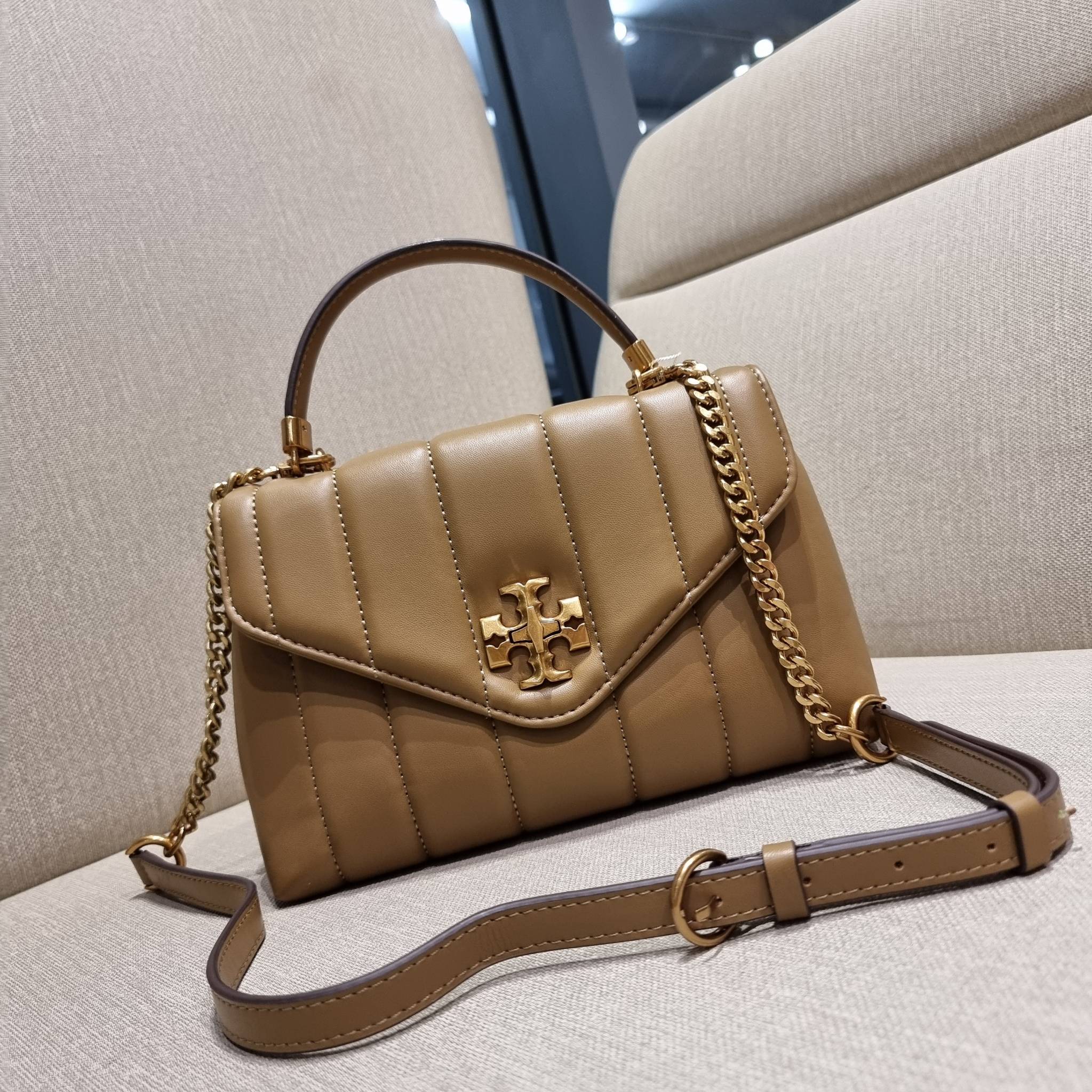 TORY BURCH KIRA QUILTED SMALL SATCHEL มาแล้วด่วนๆ!! กับคอลที่ปังไม่ไหว พร้อมเสิร์ฟสีคลาสสิค กระเป๋าถือ/สะพาย ทรงสวย สะพายคล่องตัว หนังแท้ ดีไซน์บุนวม เส้นคมสวยหรู วัสดุหนังแกะ สัมผัสดีงาม นิ่มมือ เปิด-ปิดด้วยอะไหล่บิดล็อค ภายในเป็นช่องโล่ง มีช่องซิป ใส่ขอ
