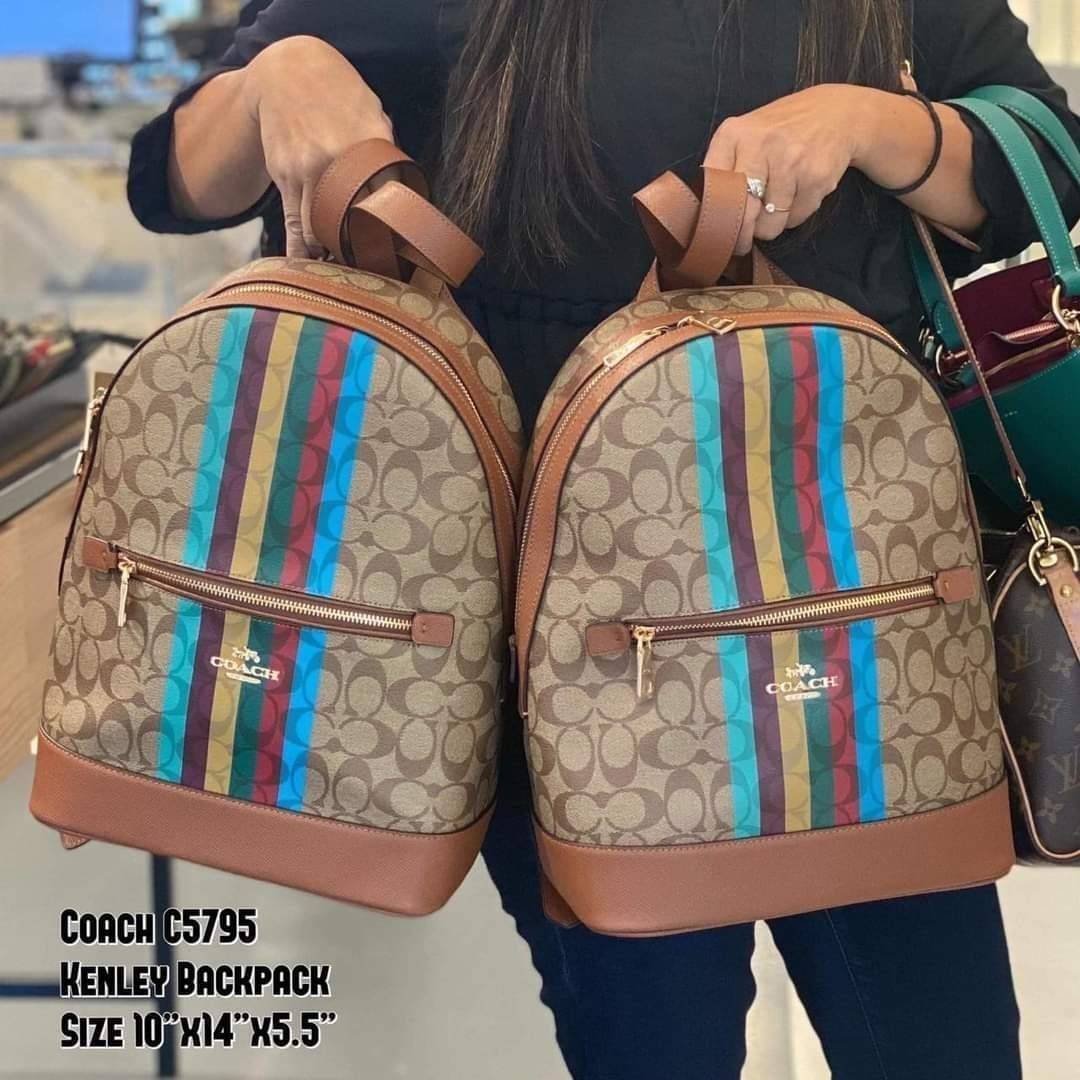COACH KENLEY BACKPACK IN SIGNATURE CANVAS WITH STRIPE (COACH C5795)🌈🍁กระเป๋าเป้ กระเป๋าสะพายรุ่น Unisex ที่ใช้ได้ทั้งชายและหญิง รูปทรงสวย ขนาดกำลังดี// วัสดุแคนวาสคุณภาพ ผสมหนังแท้ ลาย SIGNATURE//เปิด-ปิด ด้วยซิบ ด้านในโล่งกว้าง จุของได้เย