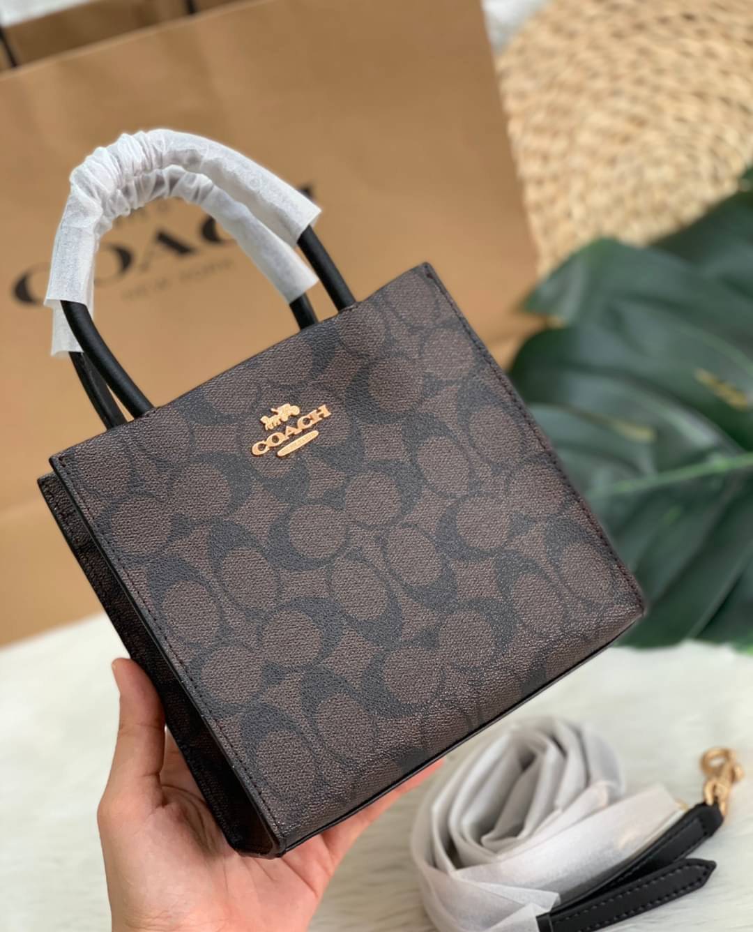 COACH MINI CALLY CROSSBODY IN SIGNATURE ((3599, 2184, 5693, 2134, 2183)) พร้อมส่งที่ไทยทันที! กระเป๋าสะพายครอสบอดี้ร์ กระเป๋าครอสบอดี้โท้ทมินิไซส์ รุ่นใหม่สุดฮอต!! ใบจริงคือน่ารักม้ากกกก!! สวยอยู่ทรง น่ารักน่าใช้ ทรงTote ปากกระเป๋าเปิดปิดแบบแม่เหล็ก ภายใน