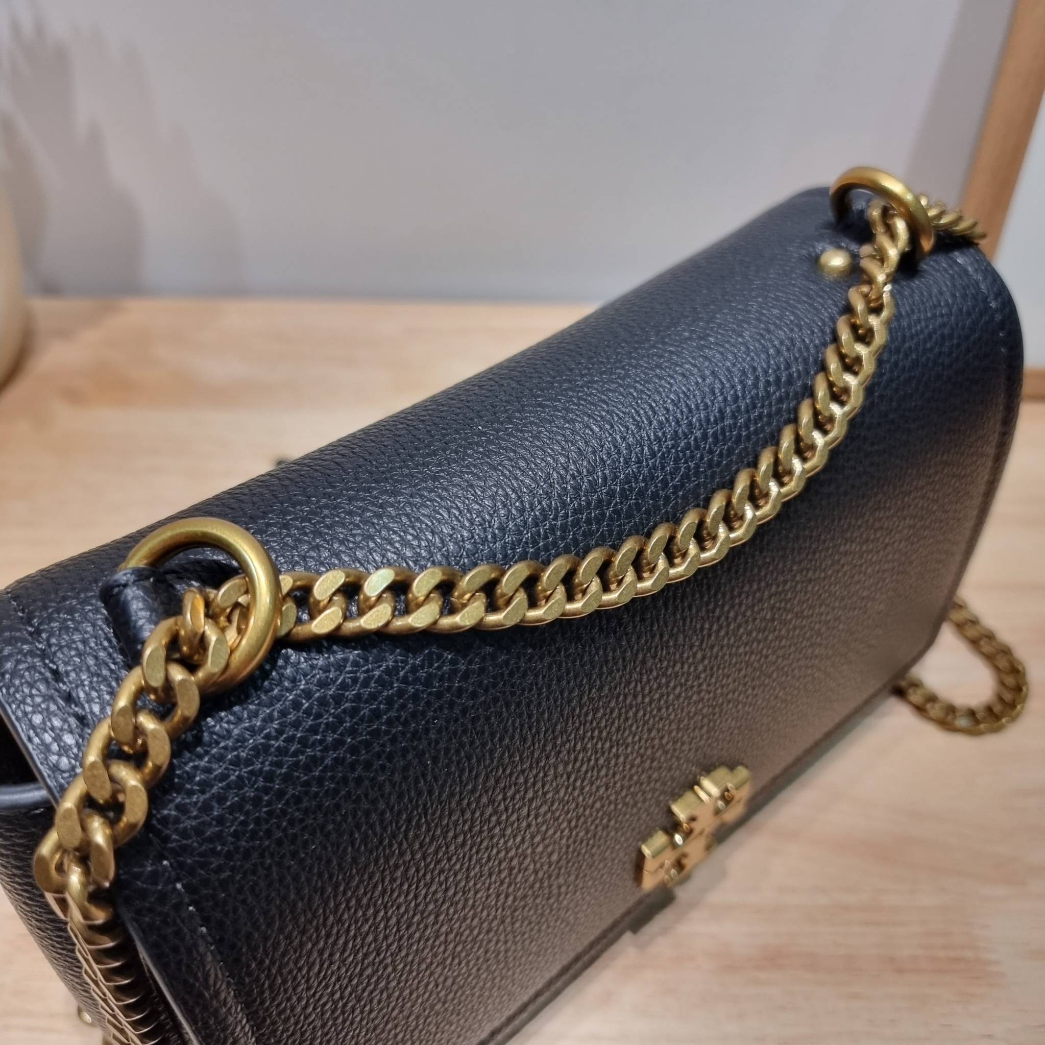 TORY BURCH LIMITED-EDITION SHOULDER BAG รุ่นลิมิเต็ด กับกระเป๋าสะพายไหล่ทรงผู้ดี ที่ผลิตมาในจำนวนจำกัด โดดเด่นด้วยอะไหล่ทองคลาสสิคหรูหรา