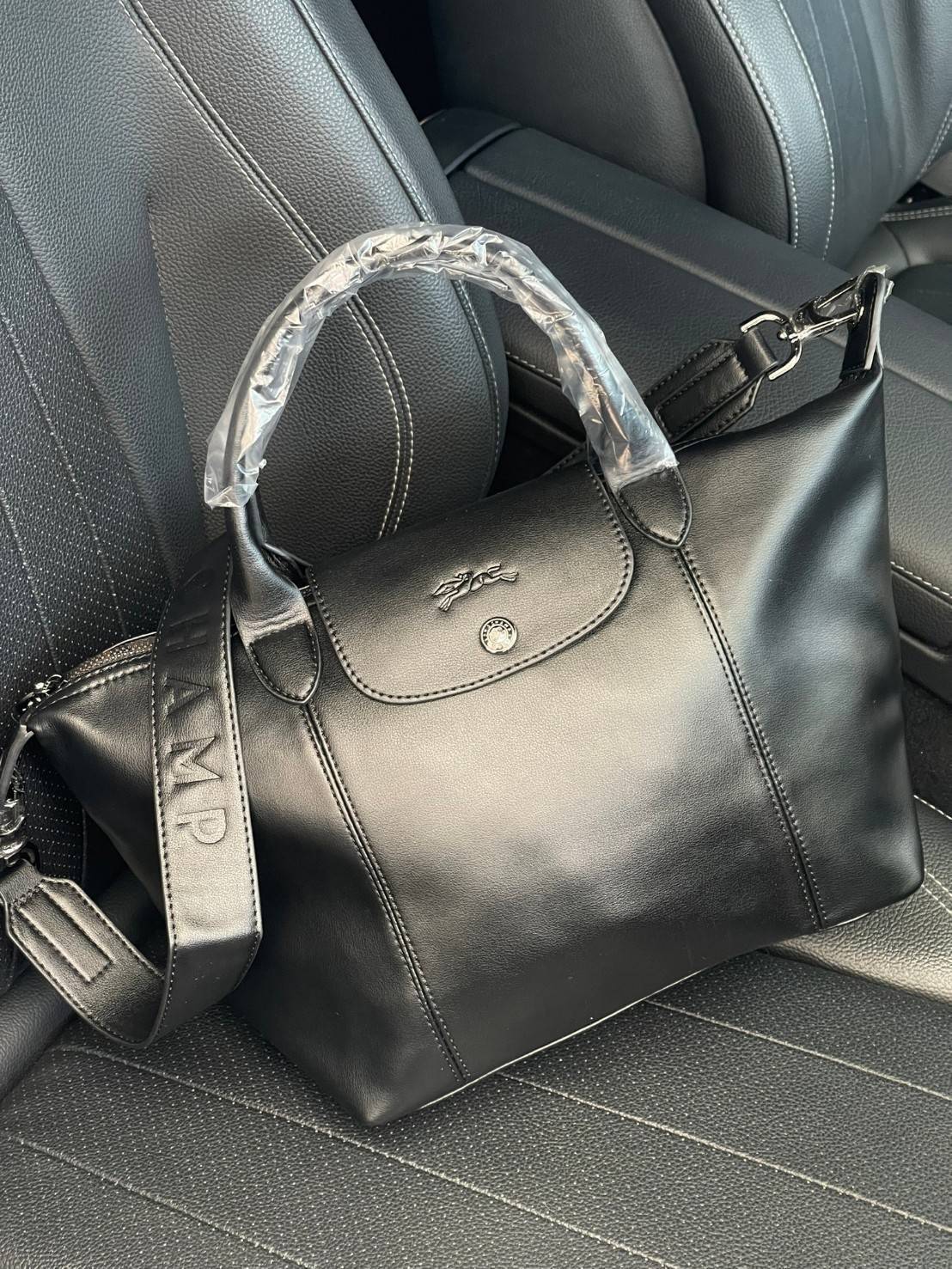 Longchamp Le Pliage Cuir Top handle bag S เรียกว่าเป็นกระเป๋าอีกหนึ่งรุ่นที่ไม่ว่ายังไงก็ฮอตฮิตและติดเทรนด์ตลอดไม่เคยเปลี่ยนกับ ทรง Le Pliage Cuir หนึ่งในตระกูลกระเป๋าสุดไอคอนิกจากแบรนด์