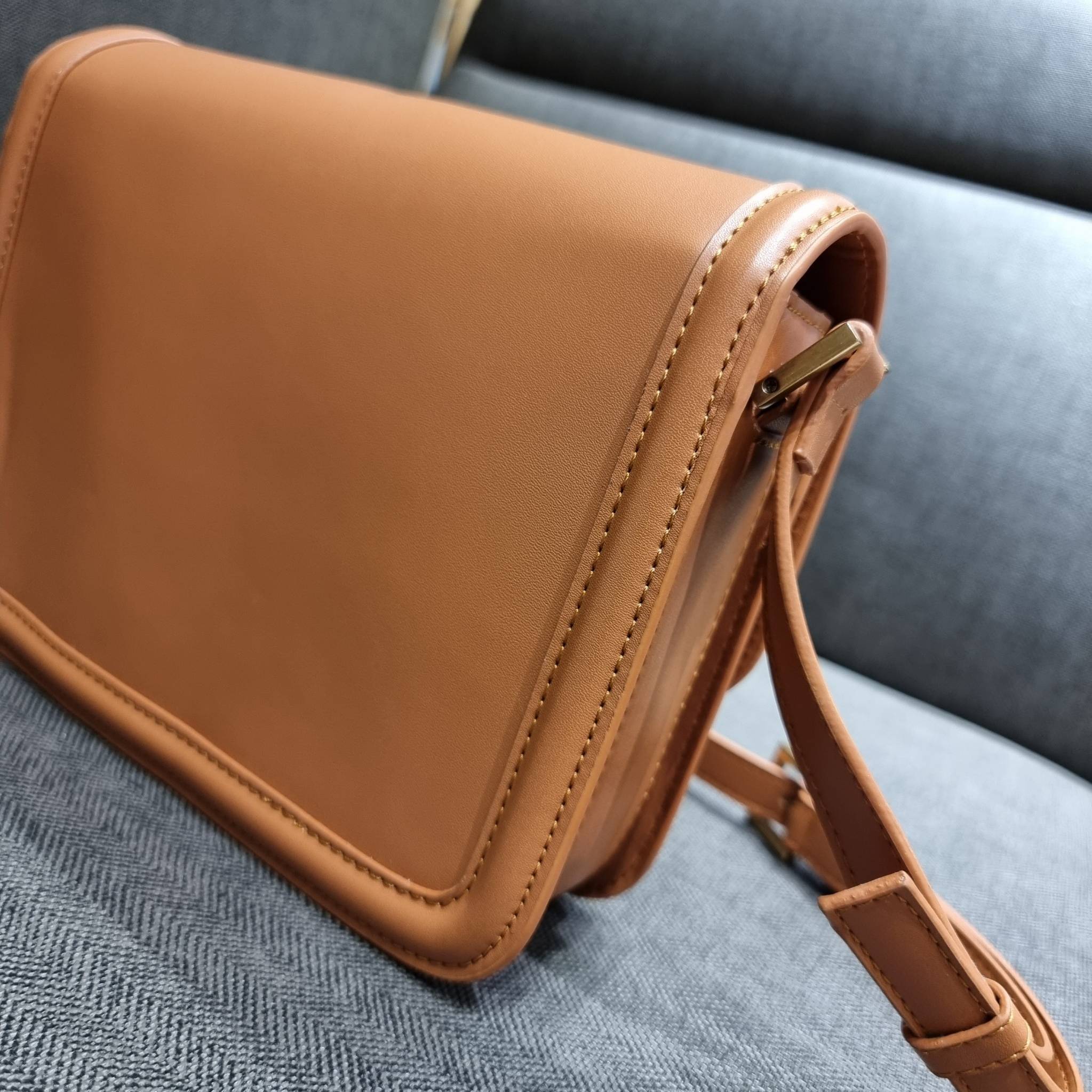 YSL SOLFERINO SATCHEL LEATHER / Yves Saint laurent crossbody bag กระเป๋าสะพายข้าง โลโก้โดดเด่น ดีเทลดูแพงด้วยตัวล็อค ใช้งานง่าย แน่นหนา วัสดุหนังแท้เต็มใบ ภายในเป็นช่องโล่ง ใส่ของสำคัญได้เลยสบายๆ สายสะพายครอส ปรับใช้ได้ตามตัว ใบจริงสวยคม ราคาสุดคุ้มพร้อม 