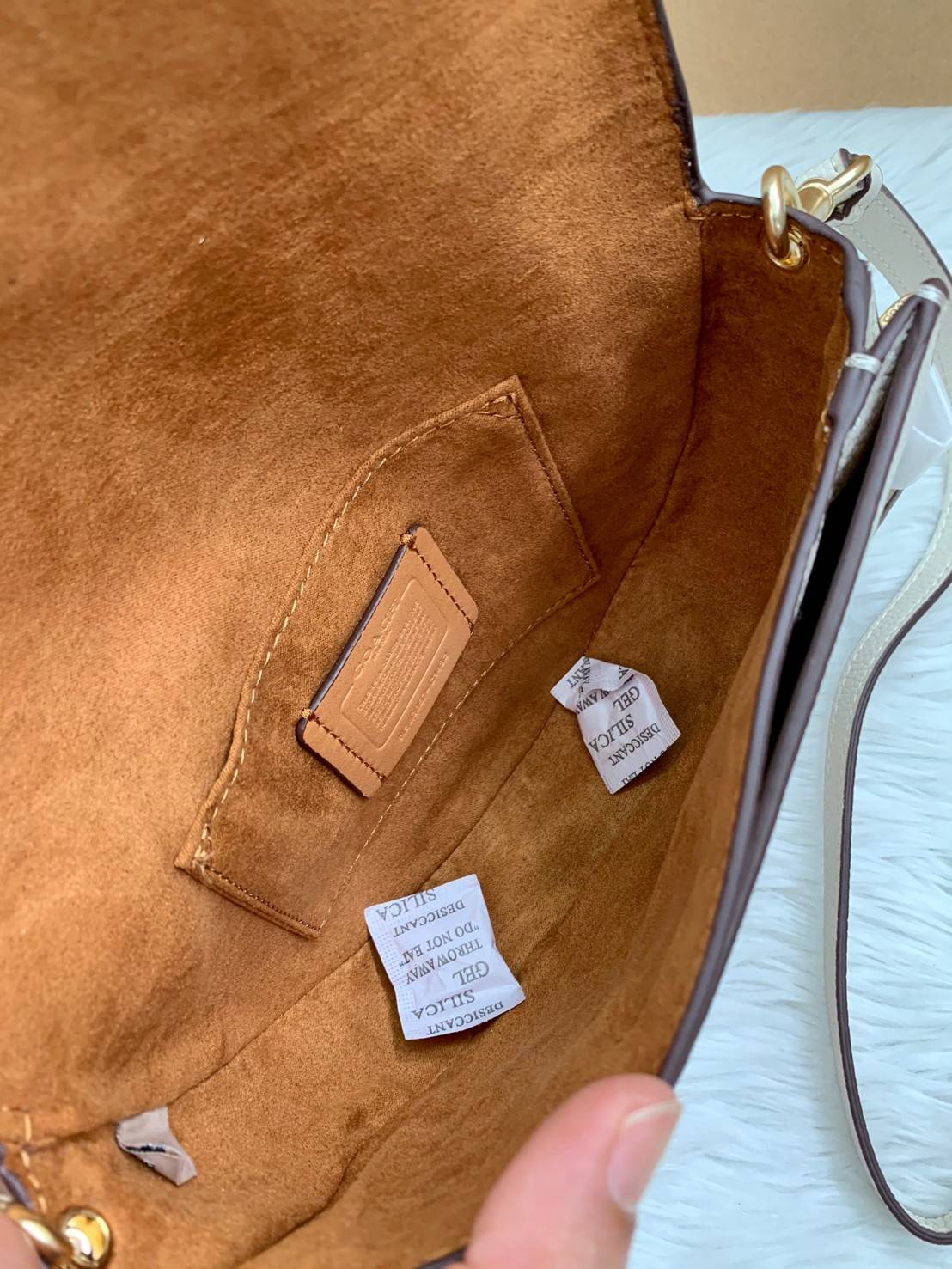 พร้อมส่งที่ไทยครบทั้ง6สีค่ะ 😘 Coach Ellen Crossbody In Signature ((C1432)) กระเป๋าทรงฮาฟมูนรูปทรงคลาสสิก ออกแบบให้มีลักษณะโค้งมน ไม่ดูเป็นทรงแข็งจนเกินไป ดีไซน์และสีของกระเป๋ายังเรียบง่าย เข้าได้กับทุกชุด สะพายครอสบอดี้ร์//สะพายข้าง หรือถือแบบคลัท